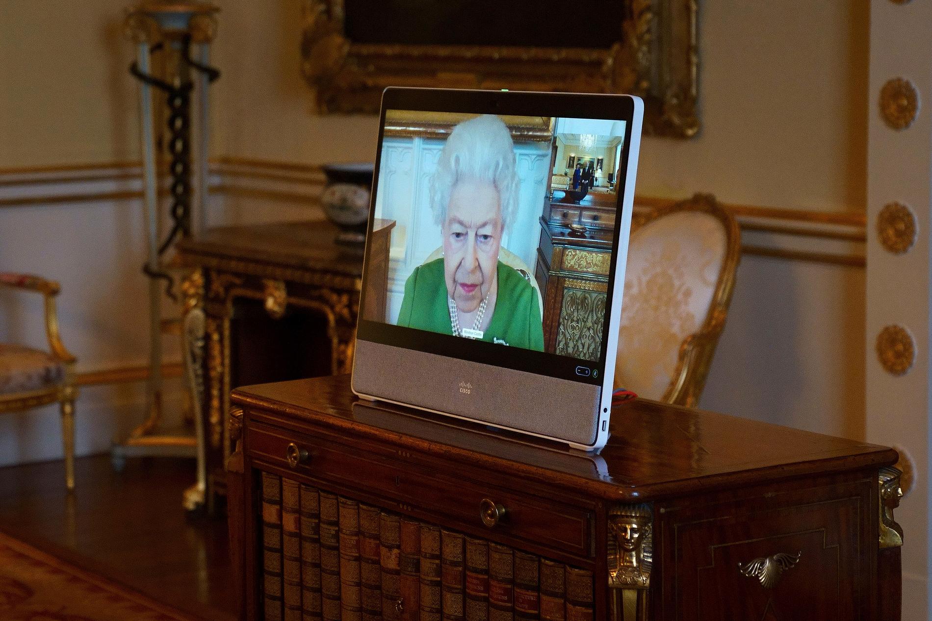 En till synes pigg drottning Elizabeth talade på tisdagen via videolänk med de nytillträdda Londonambassadörerna från Andorra och Tchad.
