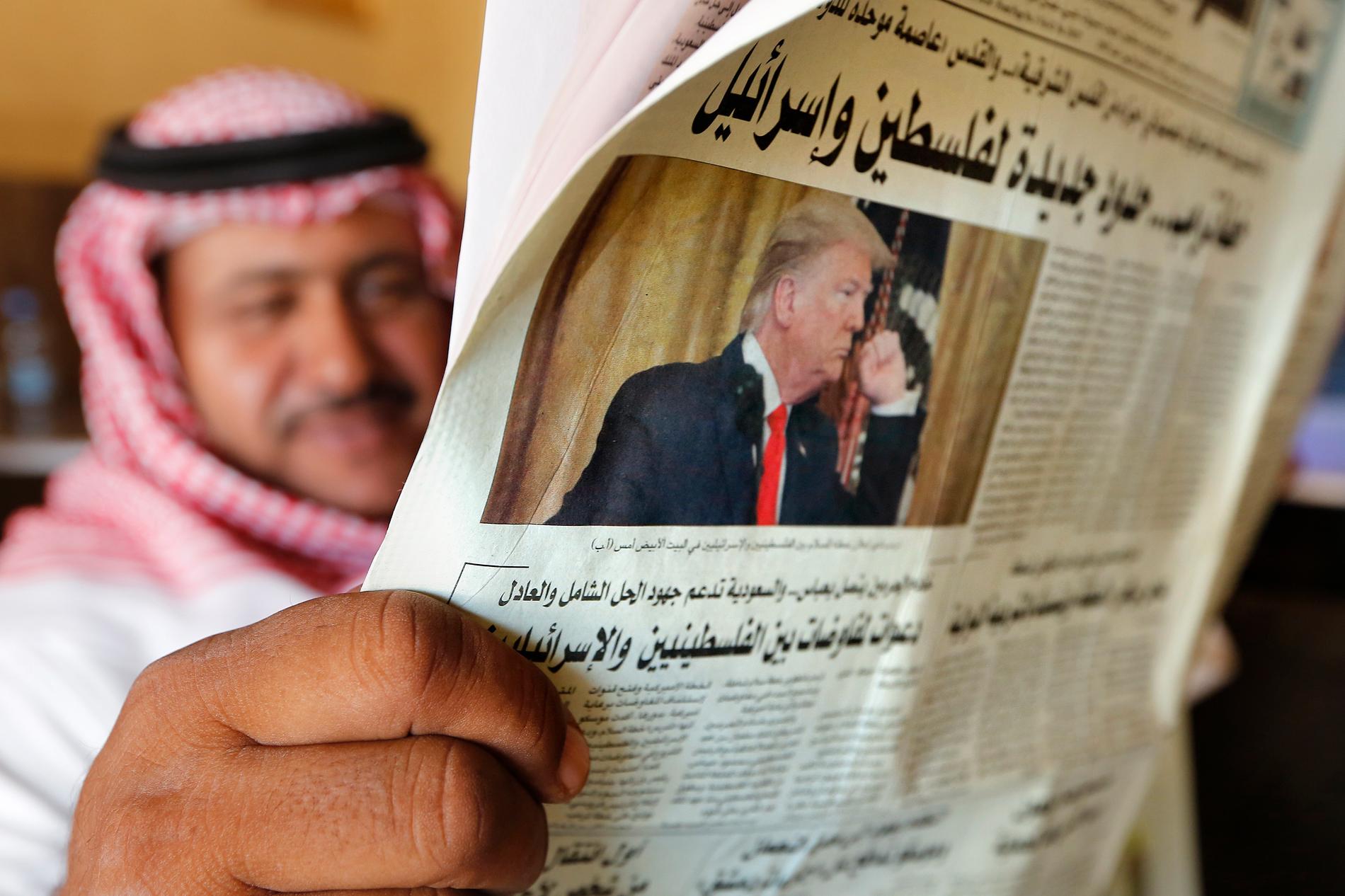En saudier i Jidda läser tidningen, med rapportering om Trumps fredsplan som huvudnummer, på onsdagen.