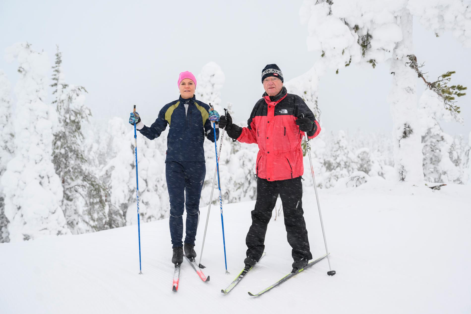 Kung Carl XVI Gustaf och kronprinsessan Victoria åker längdskidor under Folk och Försvar i Sälen under onsdagen. 