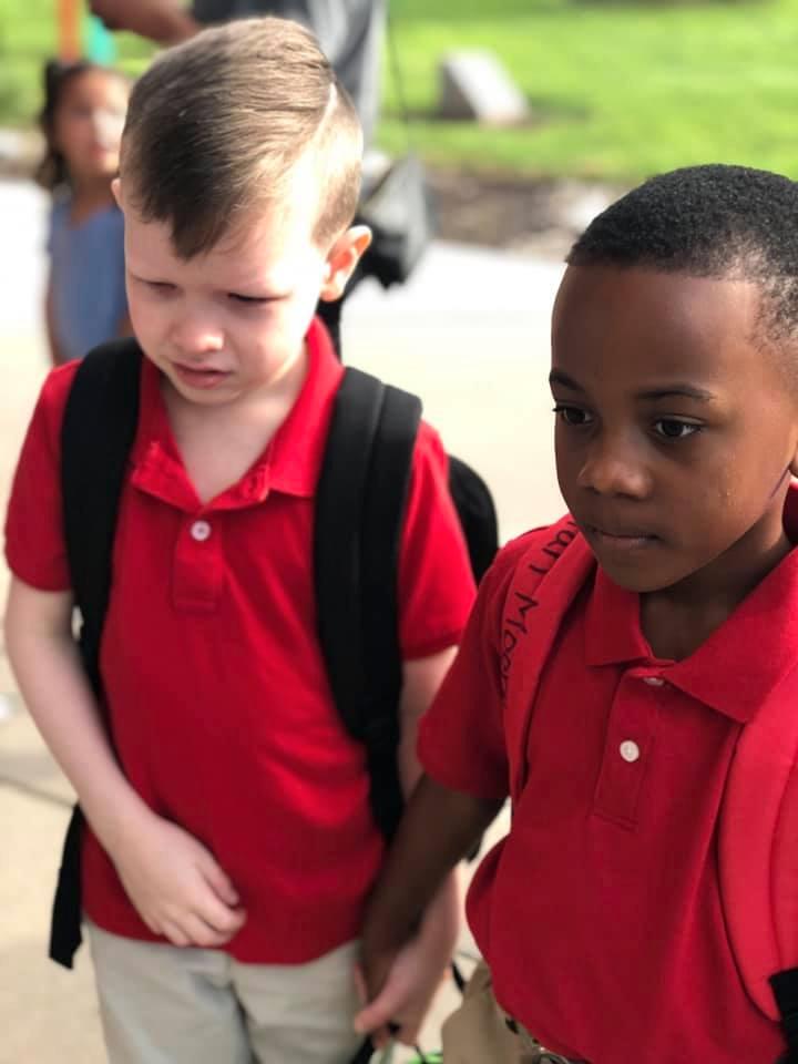 Christian, till höger, tog Connors hand och hjälpte honom in i skolan.