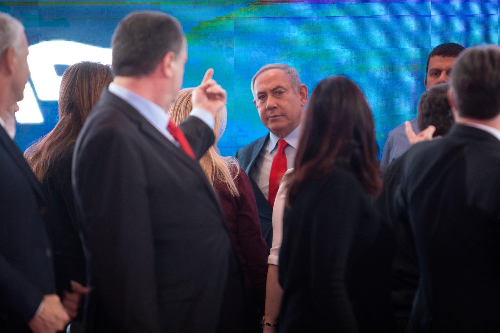 Israels premiärminister Benjamin Netanyahu kämpar i motvind inför det tredje valet på bara ett år. Bilden är från ett möte i Tel Aviv på söndagen.