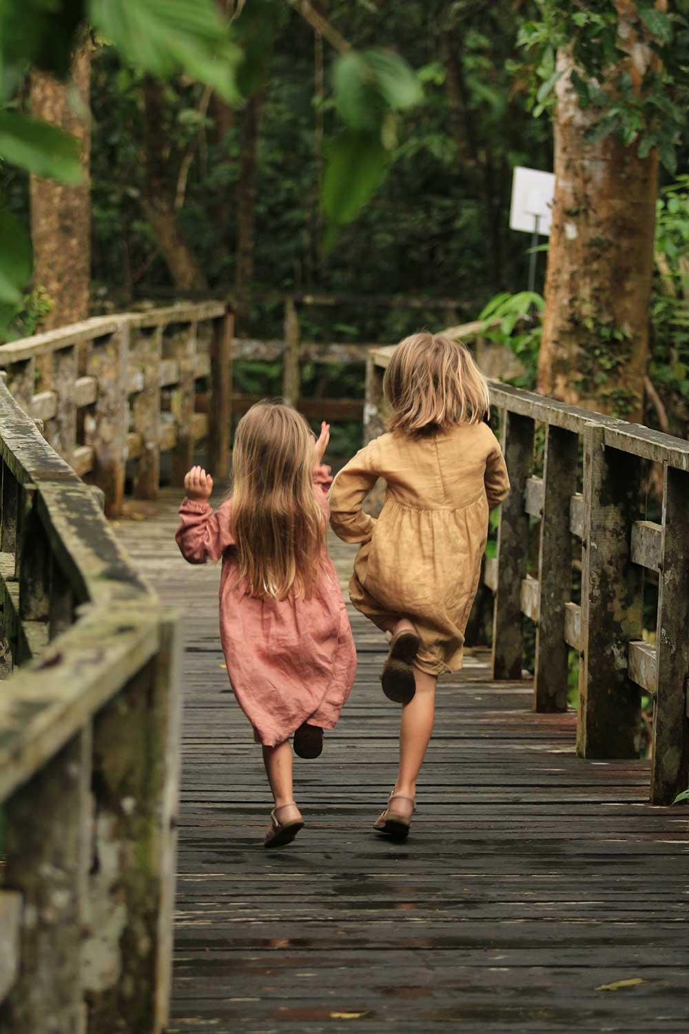 Penny och Beata på äventyr i Borneos djungel. 