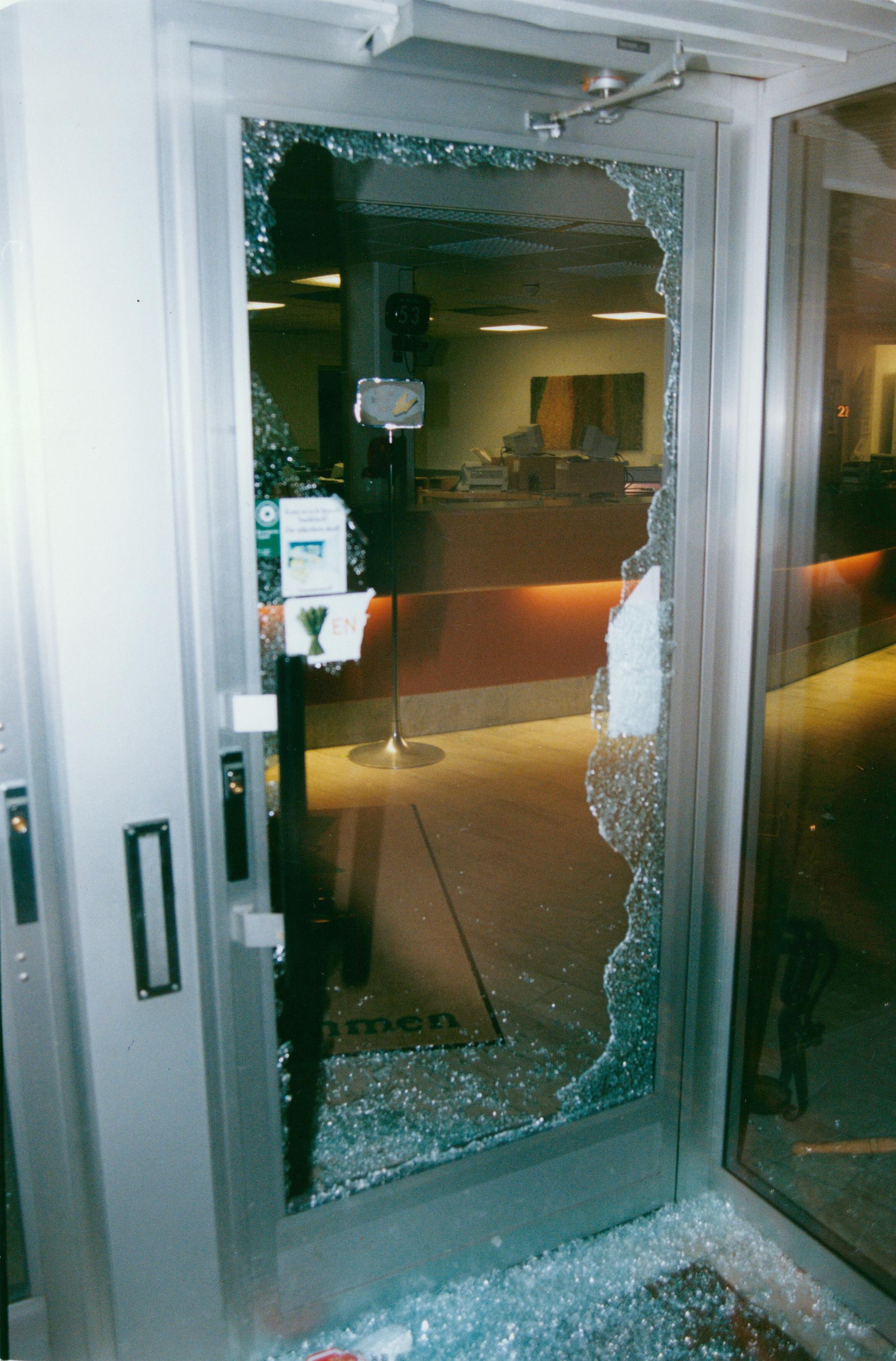 Krossat fönster på dörren till Föreningsbanken.
