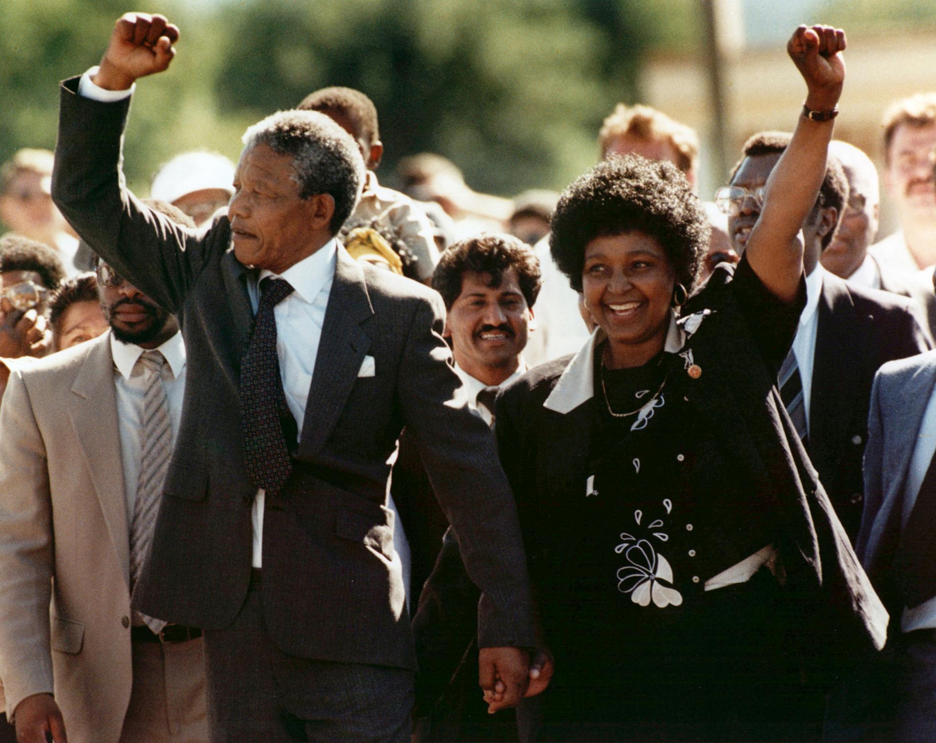 FRI – EFTER 27 ÅR I FÄNGELSE Nelson Mandela med hustrun Winnie strax efter att han släppts fri från fångenskapen på Robben island i Sydafrika.