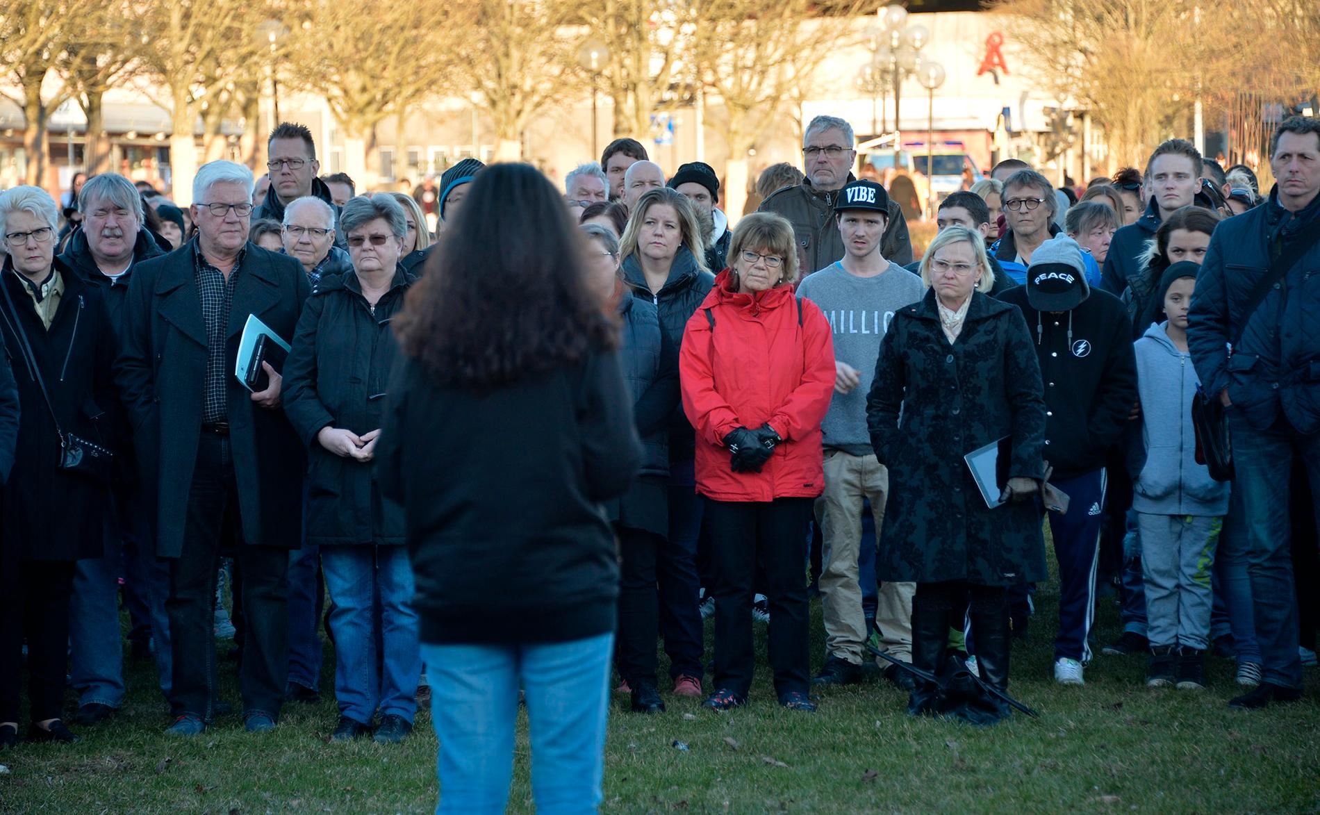 Hundratals samlades i Uddevalla för att manifestera mot våldet efter trippelmordet.
