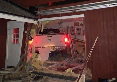 Den vita Dodgen dundrade rätt in i huset efter dödsskjutningen i Jordbro.