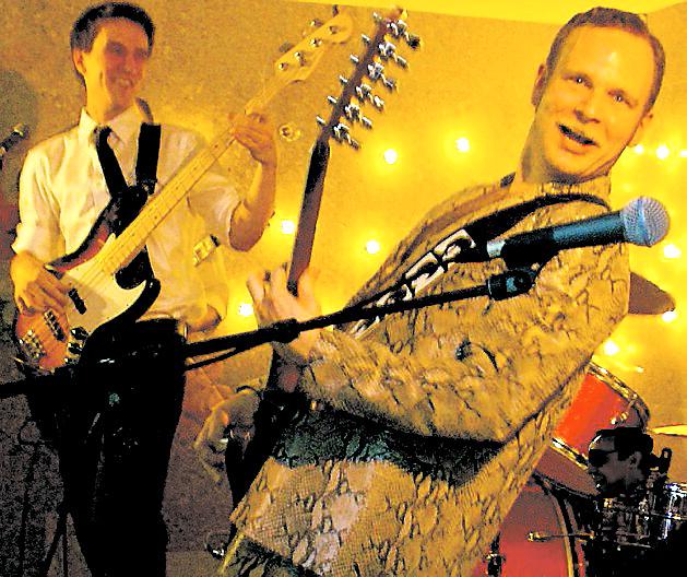Henrik Kemkes och Adam Sandahl spelar i bandet ASG, som tävlar om en plats i Melodifestivalen.