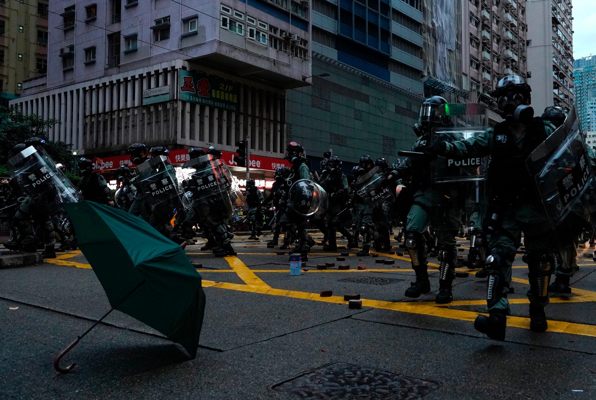 Polis skingrar aktivister i Hongkong i söndags. Arkivbild.