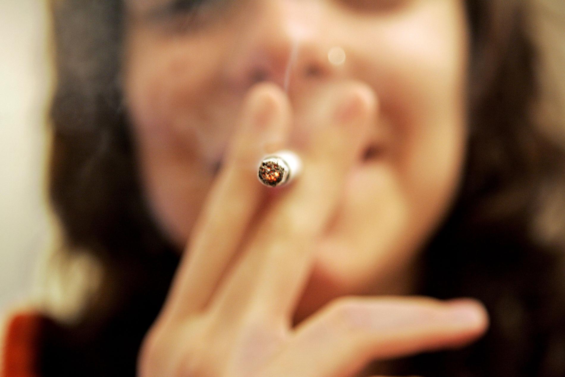 En rökande ungdom i Madrid. Till år 2040 hoppas EU-kommissionen få ner antalet tobaksanvändare i unionen till fem procent, i sin plan för att bekämpa cancer. Arkvifoto.