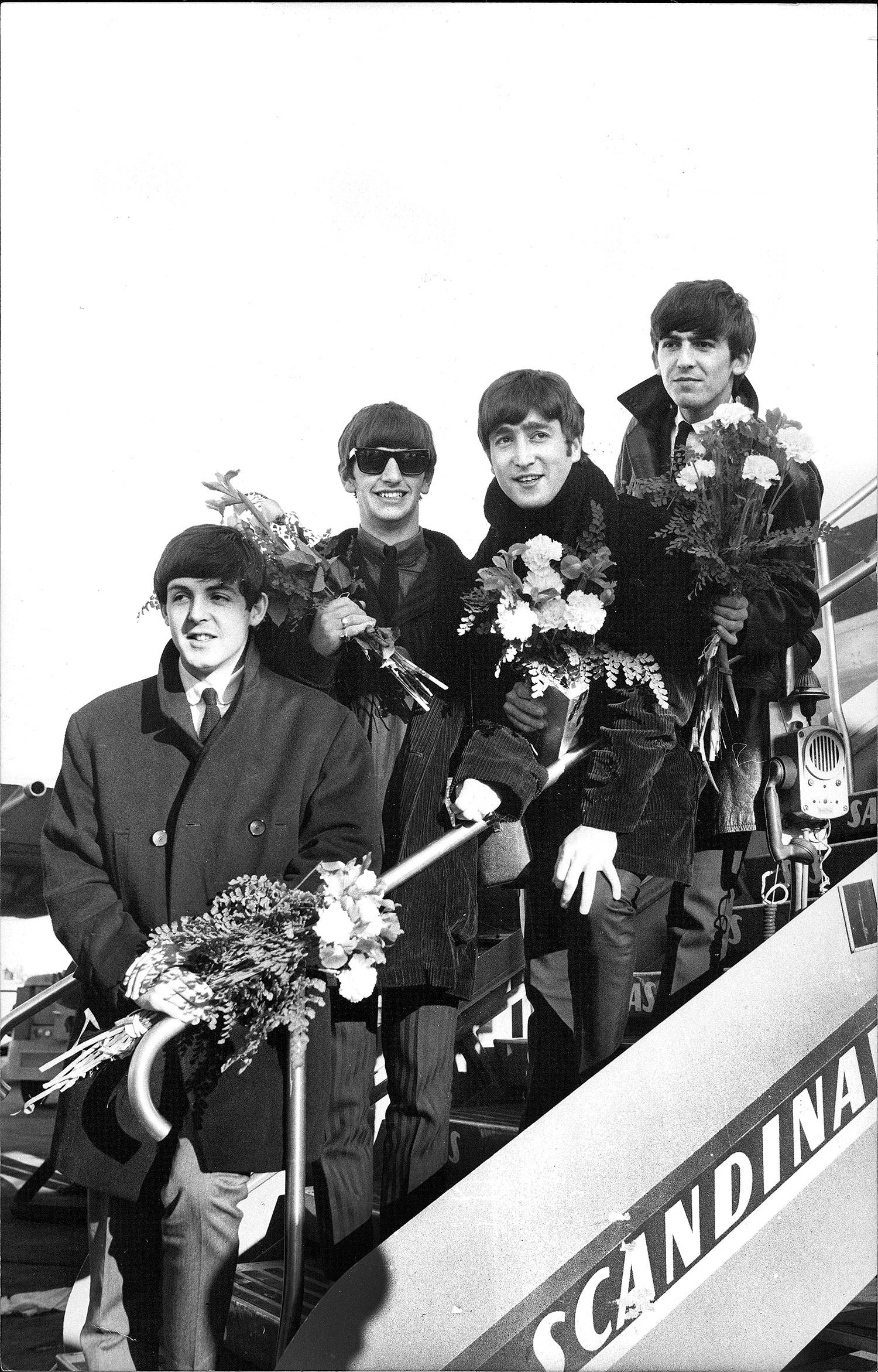 ÅTERVÄNDE TILL SVERIGE 1964 var Beatles tillbaka i Sverige. Här på väg av från flygplanet: Paul McCartney, Ringo Starr, John Lennon och George Harrison.