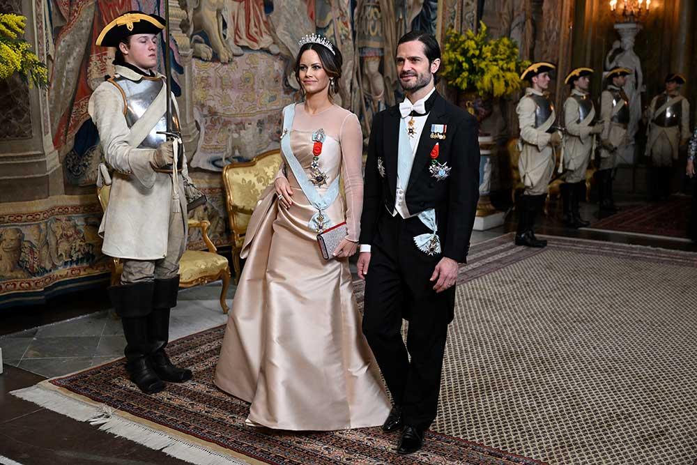 Prinsessan Sofia bär en vacker sidenklänning signerad Lars Wallin. I håret sitter prinsessans privata diadem med pärlor monterade i topparna. 