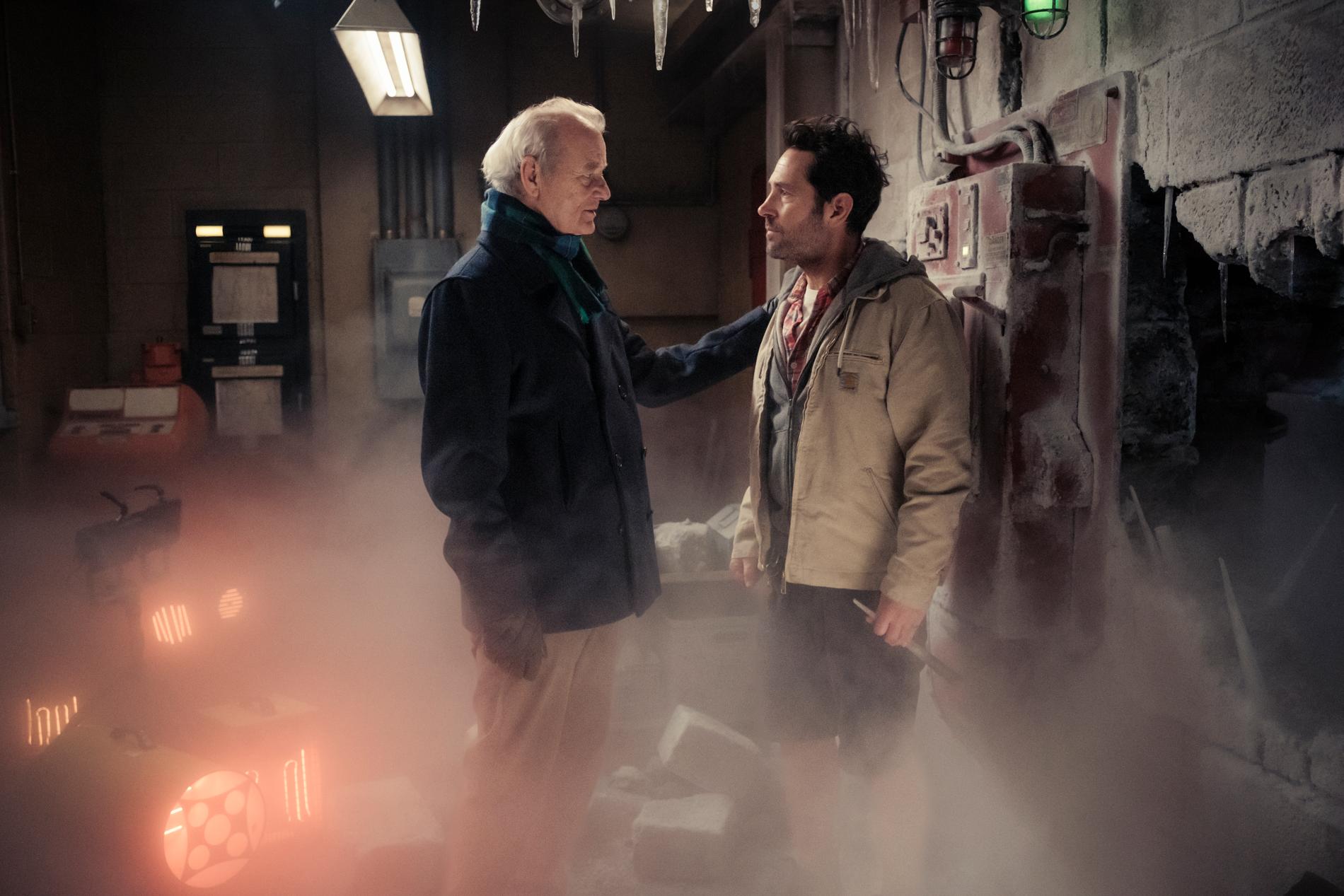 Bill Murray dyker upp för att rädda Paul Rudd och de nya spökjägarna i "Ghostbusters: Frozen empire". Pressbild.
