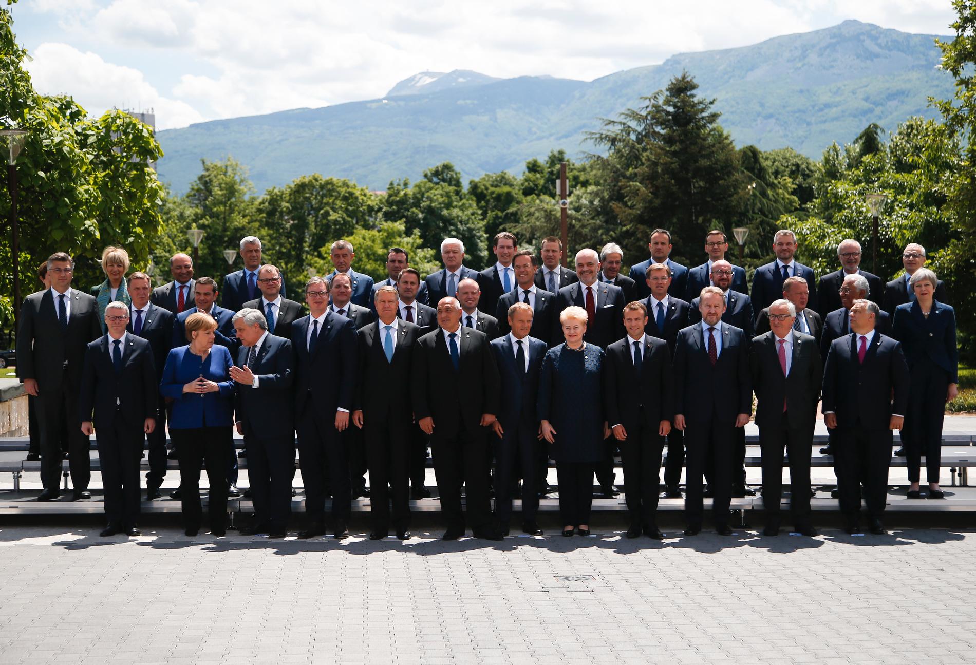 Solen skiner över EU:s stats- och regeringschefer som samlas i Sofia till gemensamt gruppfoto med ledarna från sex länder på västra Balkan.
