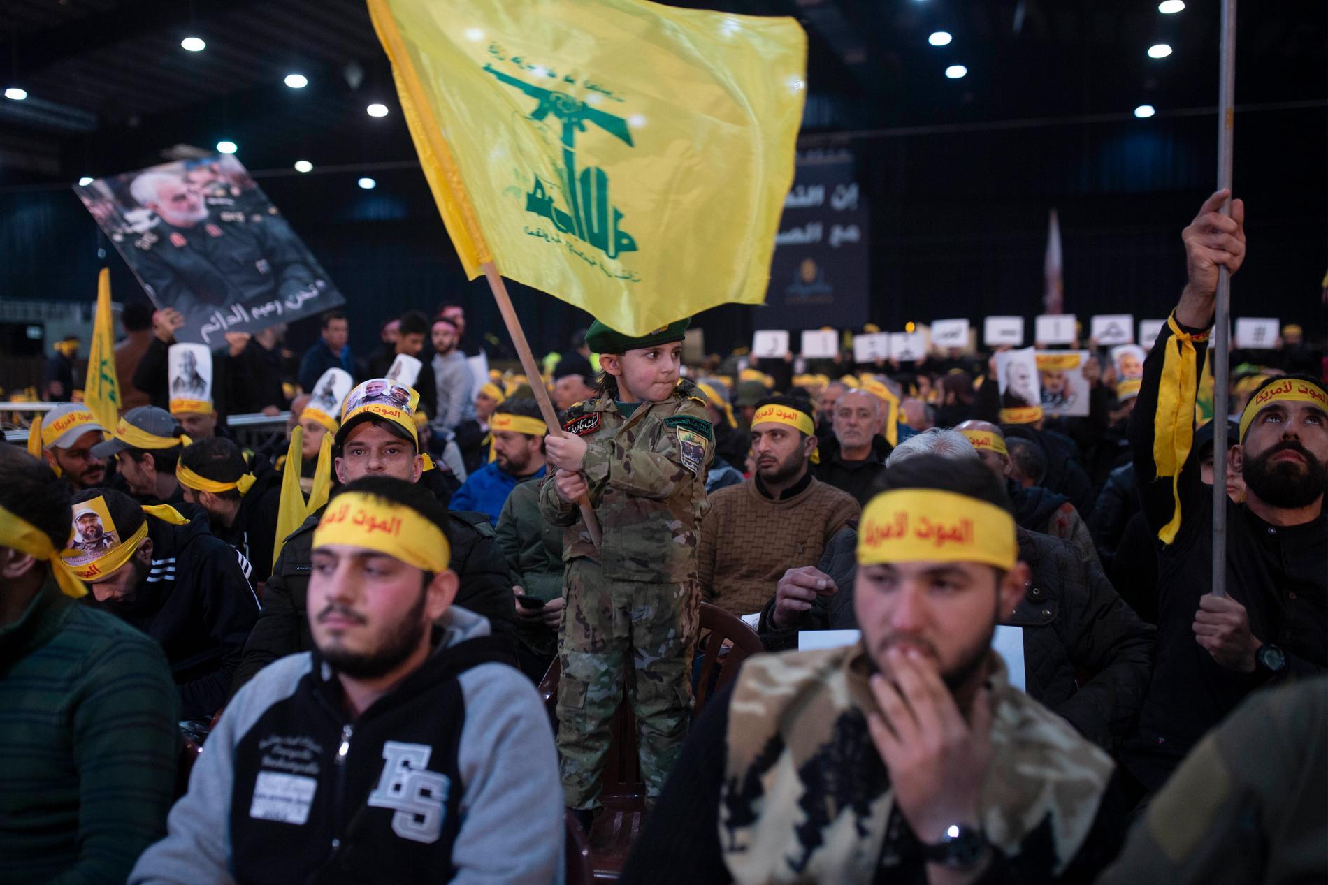 Anhängare till Hizbollah i Beiruts förorter. Arkivbild.