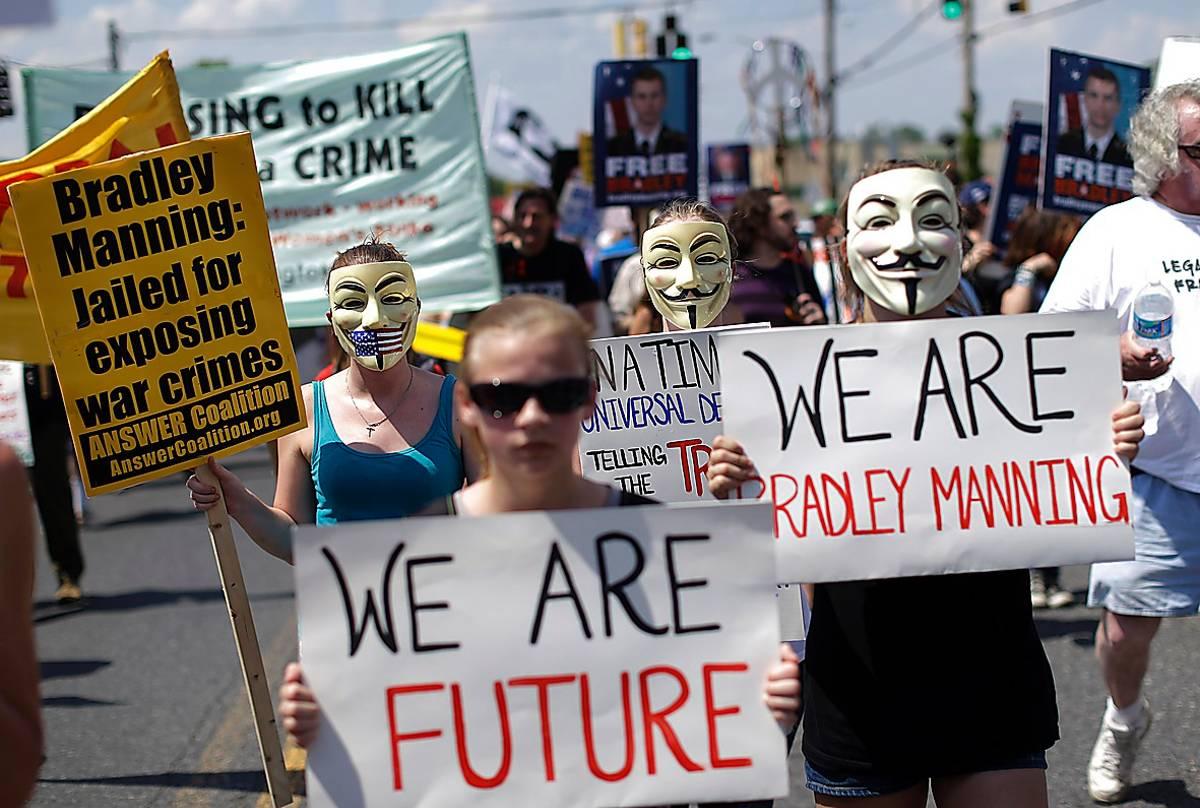 Många vill att Manning frias. Runt om i USA har demonstrationer samlat hundratals och ibland tusentals deltagare, många av dem i den signifikativa Guy Fawkes-masken som har kommit att symbolisera motstånd mot etablissemanget.