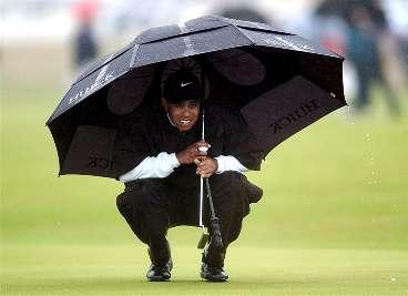 Regn och blåst drog in över British Open-banan i Muirfield i går. Och svepte med sig världsettan Tiger Woods chanser att vinna en grand slam. Ofattbara 81 slag, världsettans sämsta resultat som proffs, förstörde alla segerchanser.