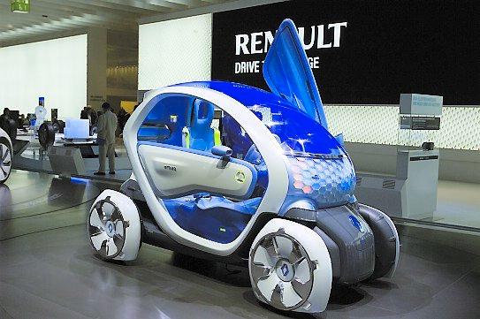 Renault Twizy Twizy ZE Concept är en liten och smal bil där passageraren sitter bakom föraren. En vändradie på endast tre meter är perfekt i stadsmiljön. En försmak på en elbil för arbetspendling i urbana miljöer som dyker upp under 2011. Maximal räckvidd blir 100 km.