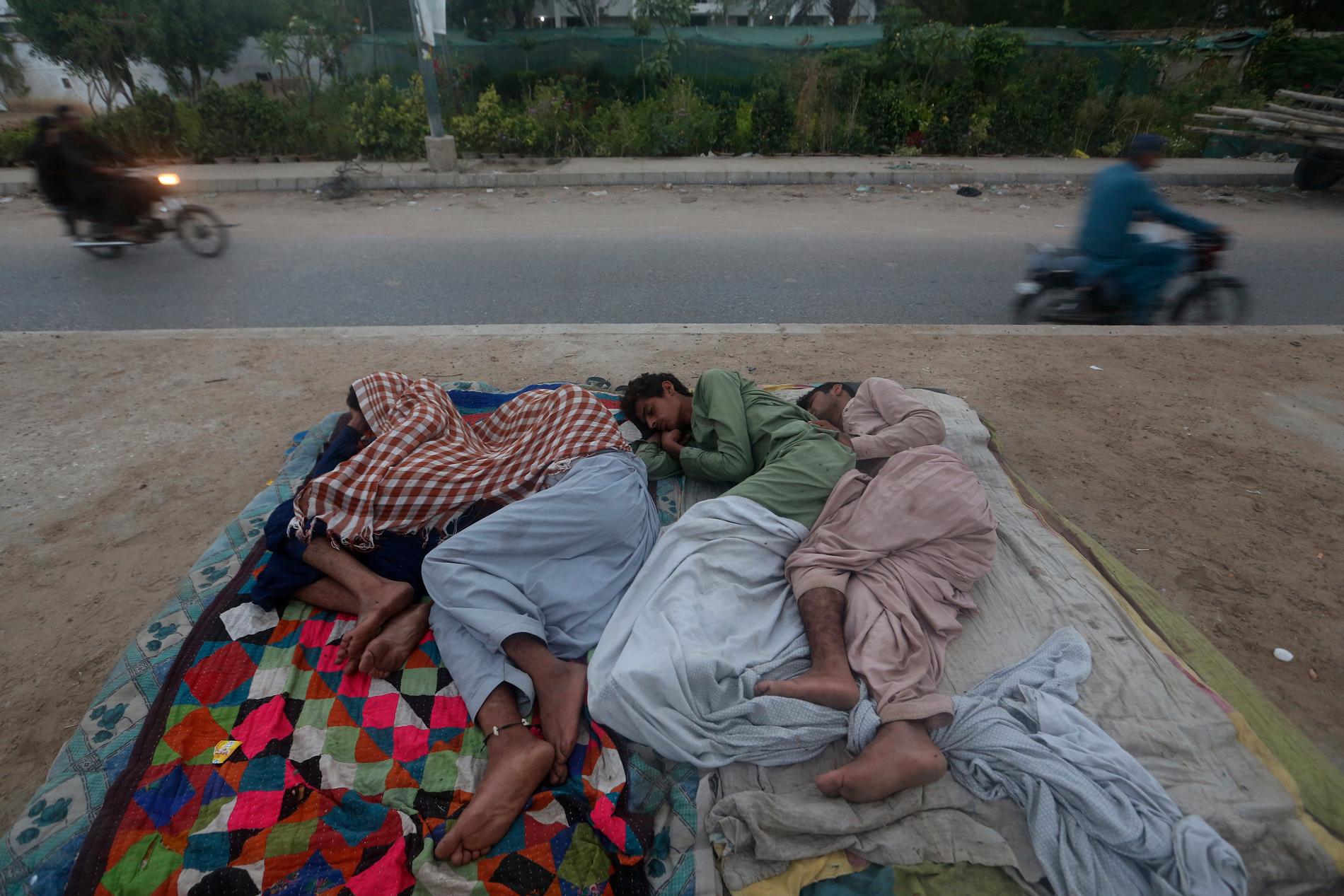 Arbetare sover utomhus i Karachi Pakistan. Arkivbild.