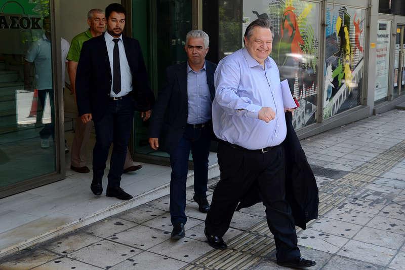 PRESS Pasoks ledare Evangelos Venizelos lämnar det nya partihögkvarteret. Nyligen hade partianställda samlats utanför huset och protesterade – dålig reklam för ett parti som vill vinna val.