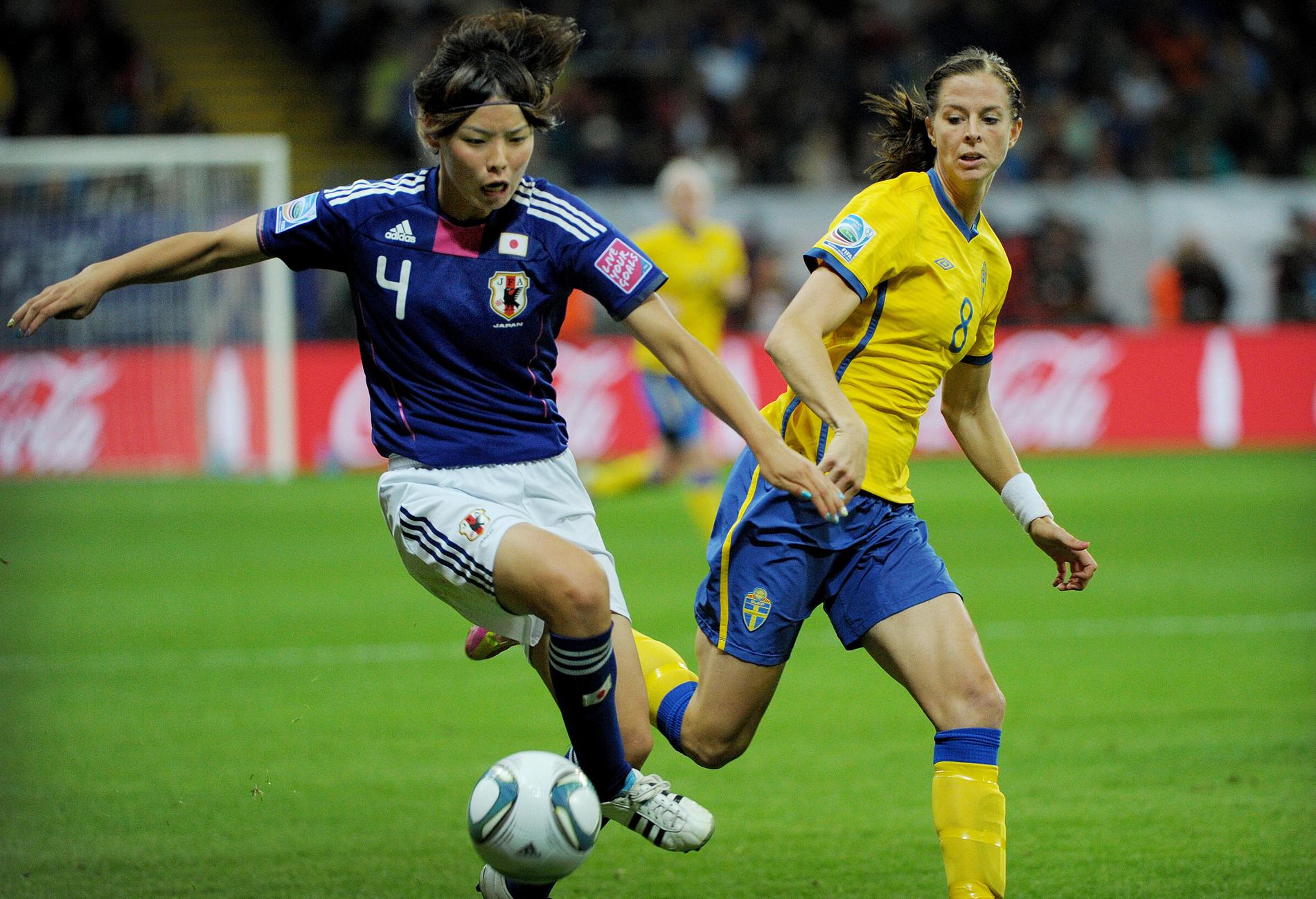 Saki Kumagai och Lotta Schelin under VM 2011 i Tyskland.
