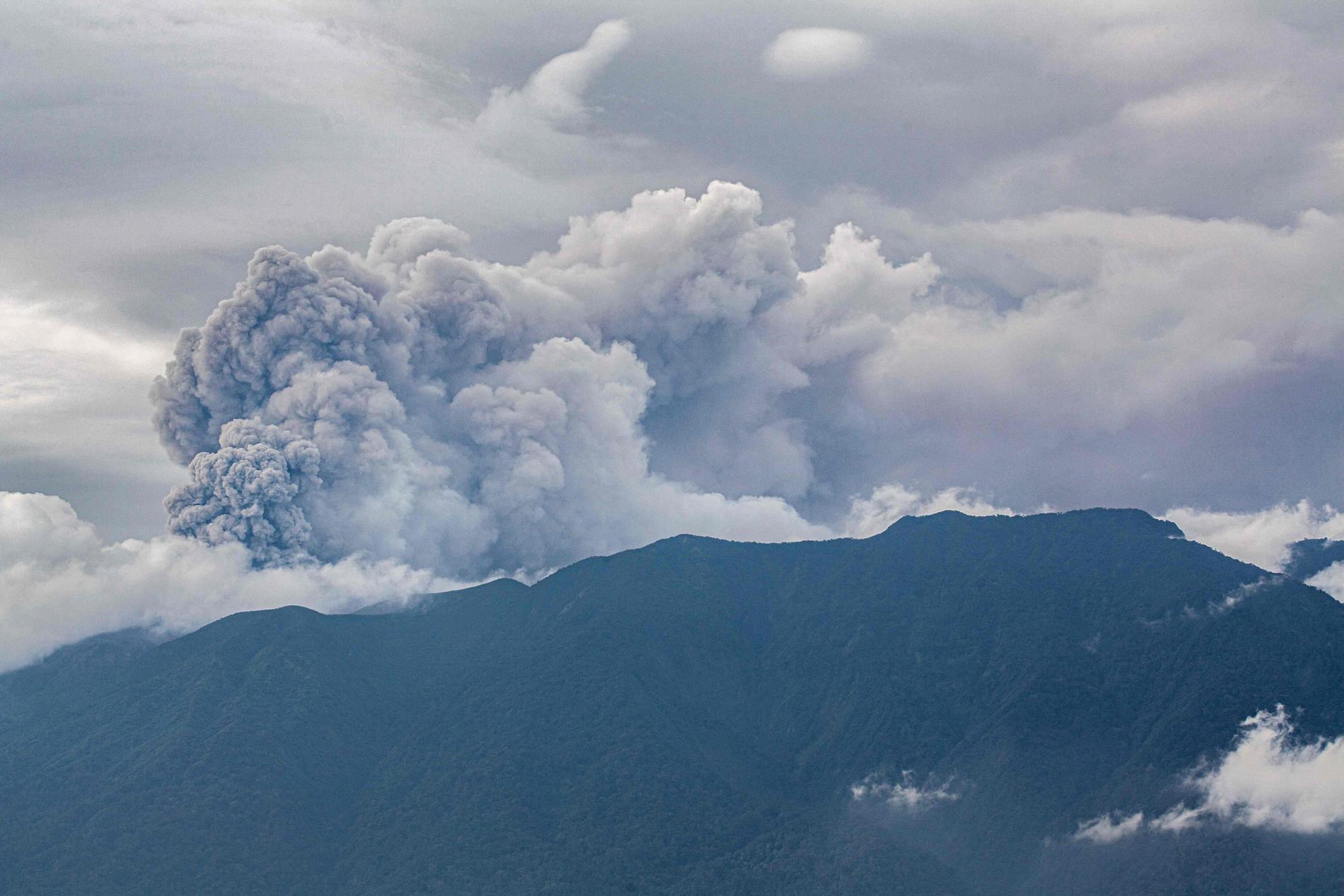 Ett 70-tal personer uppges ha befunnit sig på vulkanen Marapi när den plötsligt fick ett utbrott på söndagen. Arkivbild.