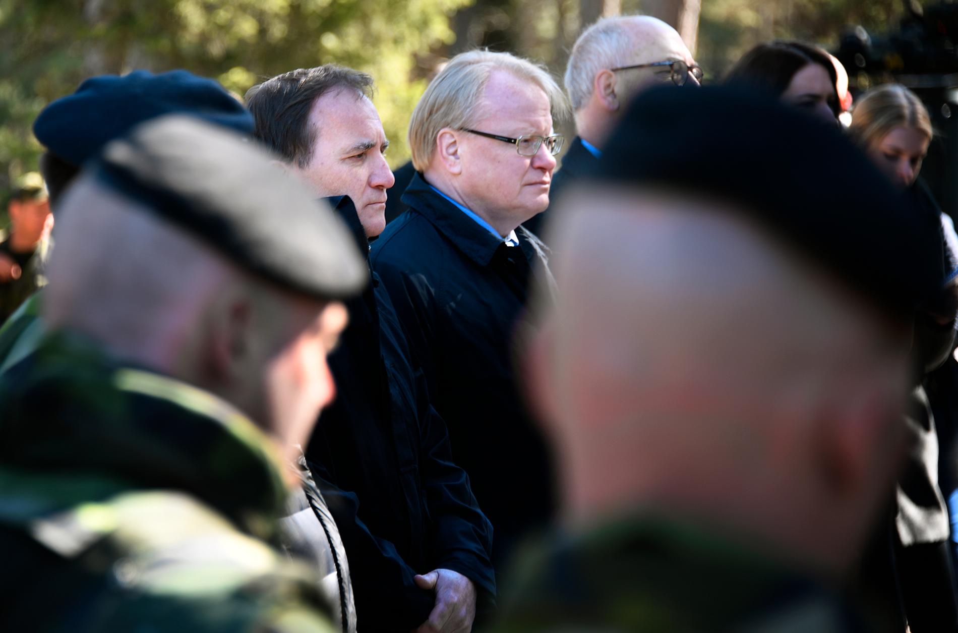 Försvarsminister Peter Hultqvist (S) på besök på Gotland under onsdagen.