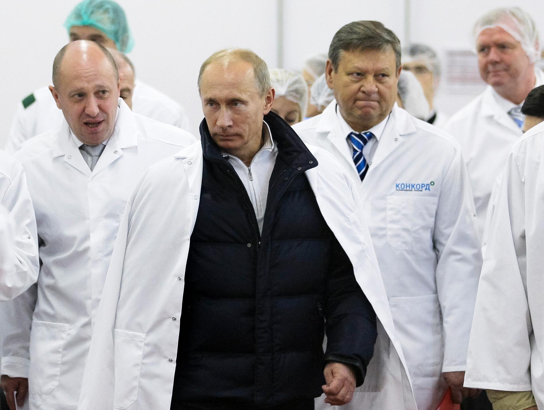 Den ryske affärsmannen Jevgenij Prigozjin, till vänster, åtalas som ledare för gruppen. Arkivbild.