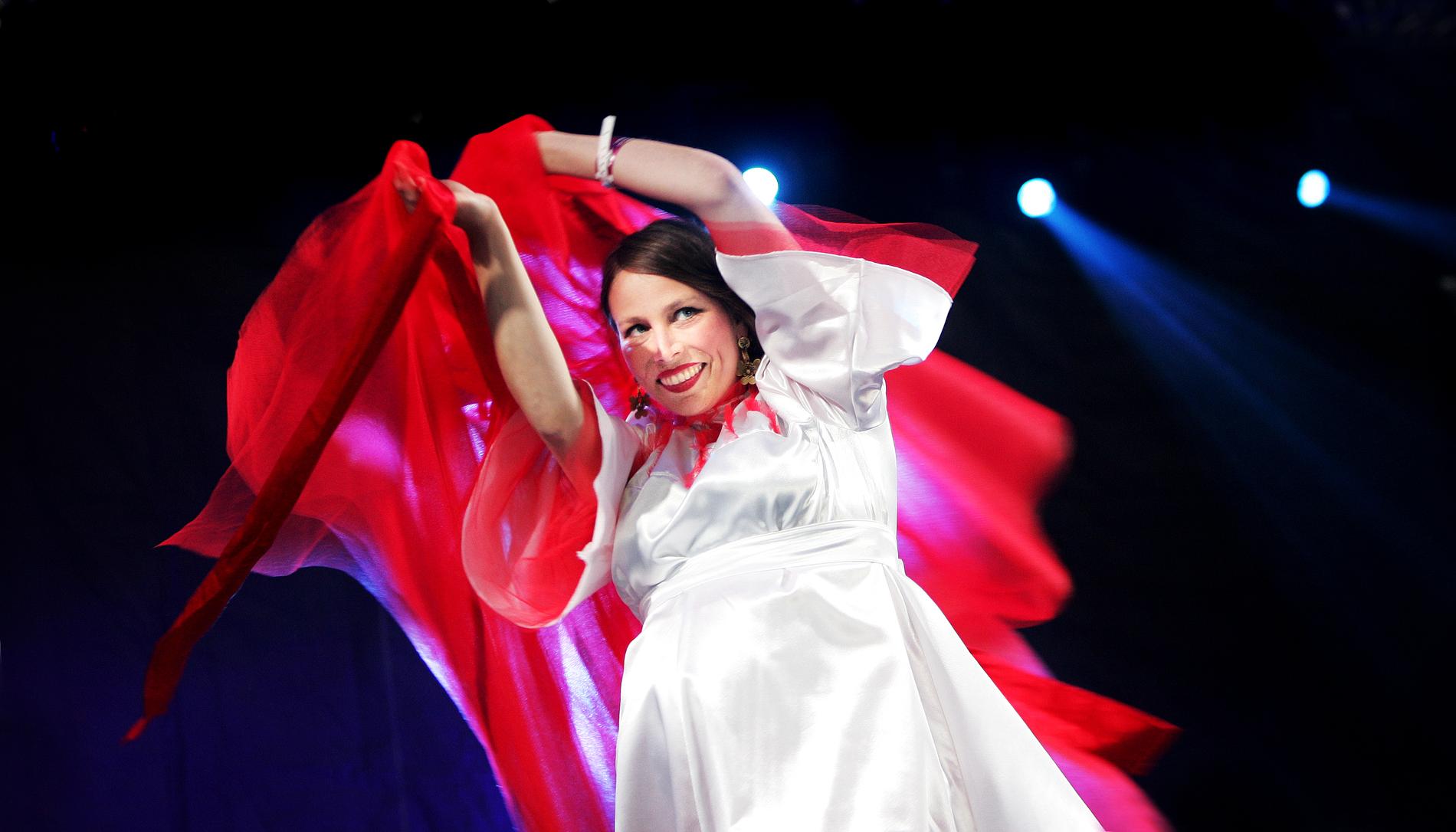 Jenny Wilson uppträder på Roskildefestivalen 2006.