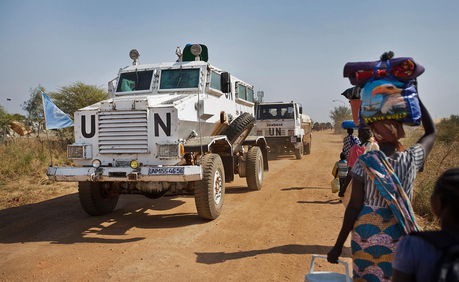 FN-trupper övervakar flyktingar från Sydsudans strider