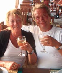 Marie Berglund och hennes make Per-Arne skålar i kallt vitt vin på favorithotellet Tropic i Side.