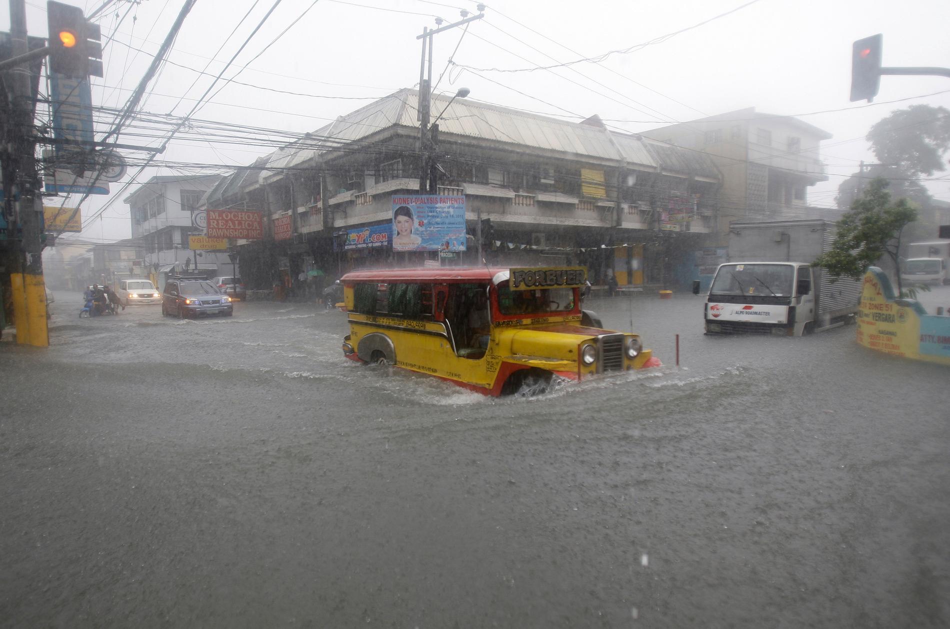 I tisdags drabbades staden Manila i Filippinerna av kraftiga översvämningar efter tyfonen Muifas framfart. Minst fyra personer har dött. 