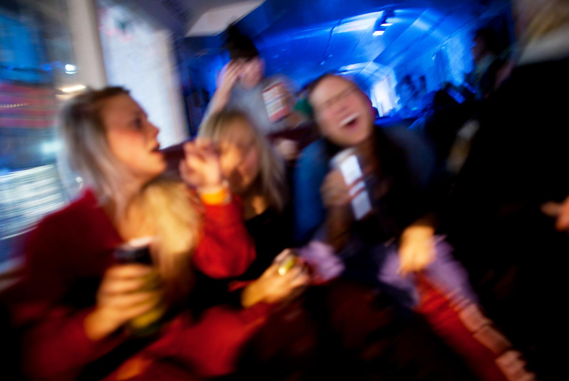 Ungdomar känner sig mindre stressade och mer sugna på att festa. Arkivbild.