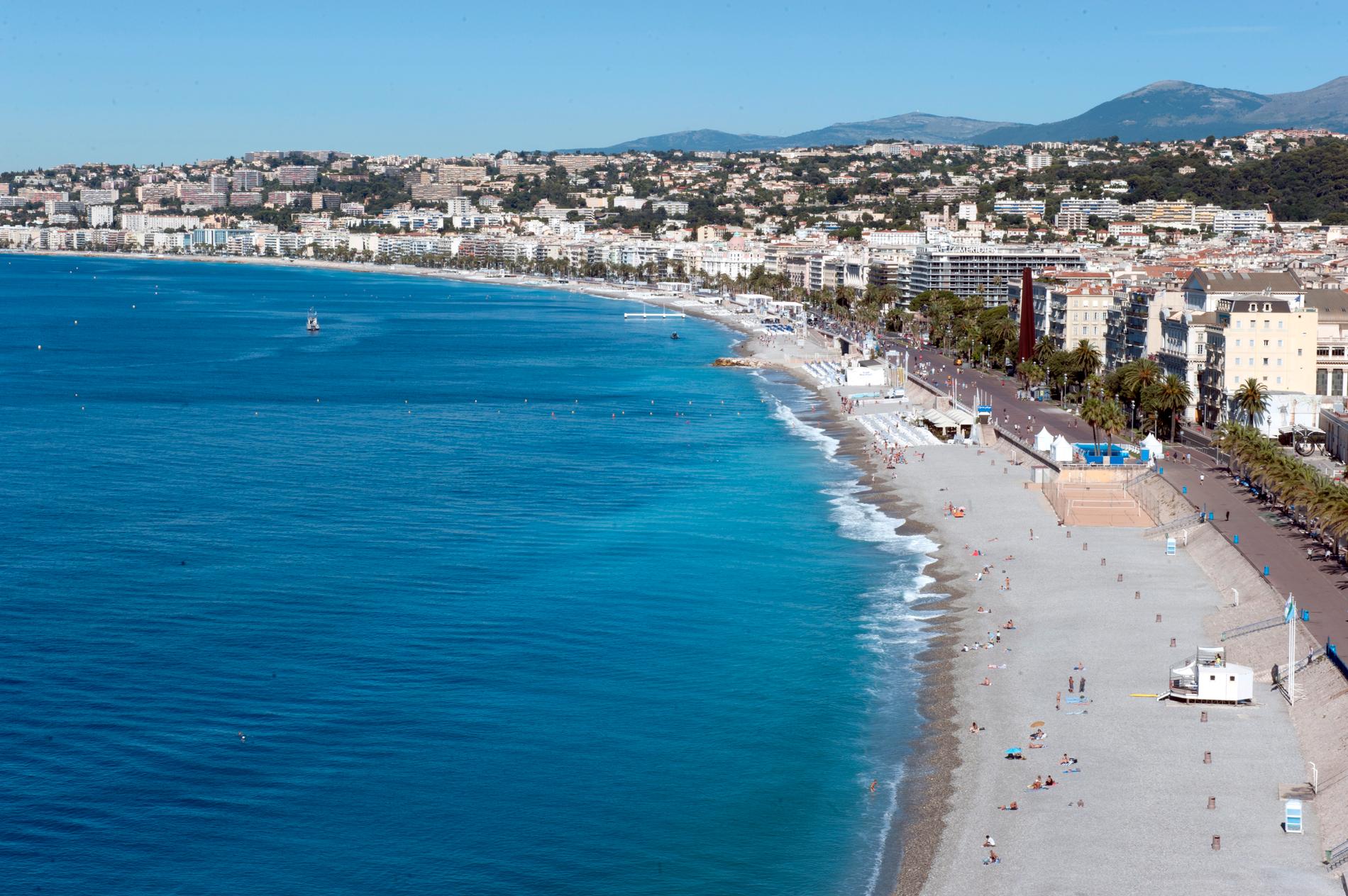Bild från Promenade des Anglais dagen efter attacken som dödade fler än 80 personer och lämnade ytterligare 50 med livshotande skador.