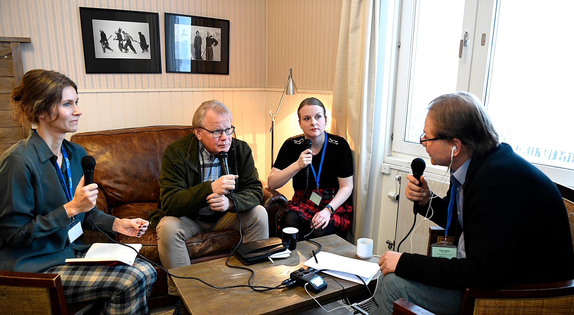 Försvarsminister Peter Hultqvist i samtal med Annika Nordgren Christensen, Amanda Wollstad och Anders Lindberg 
