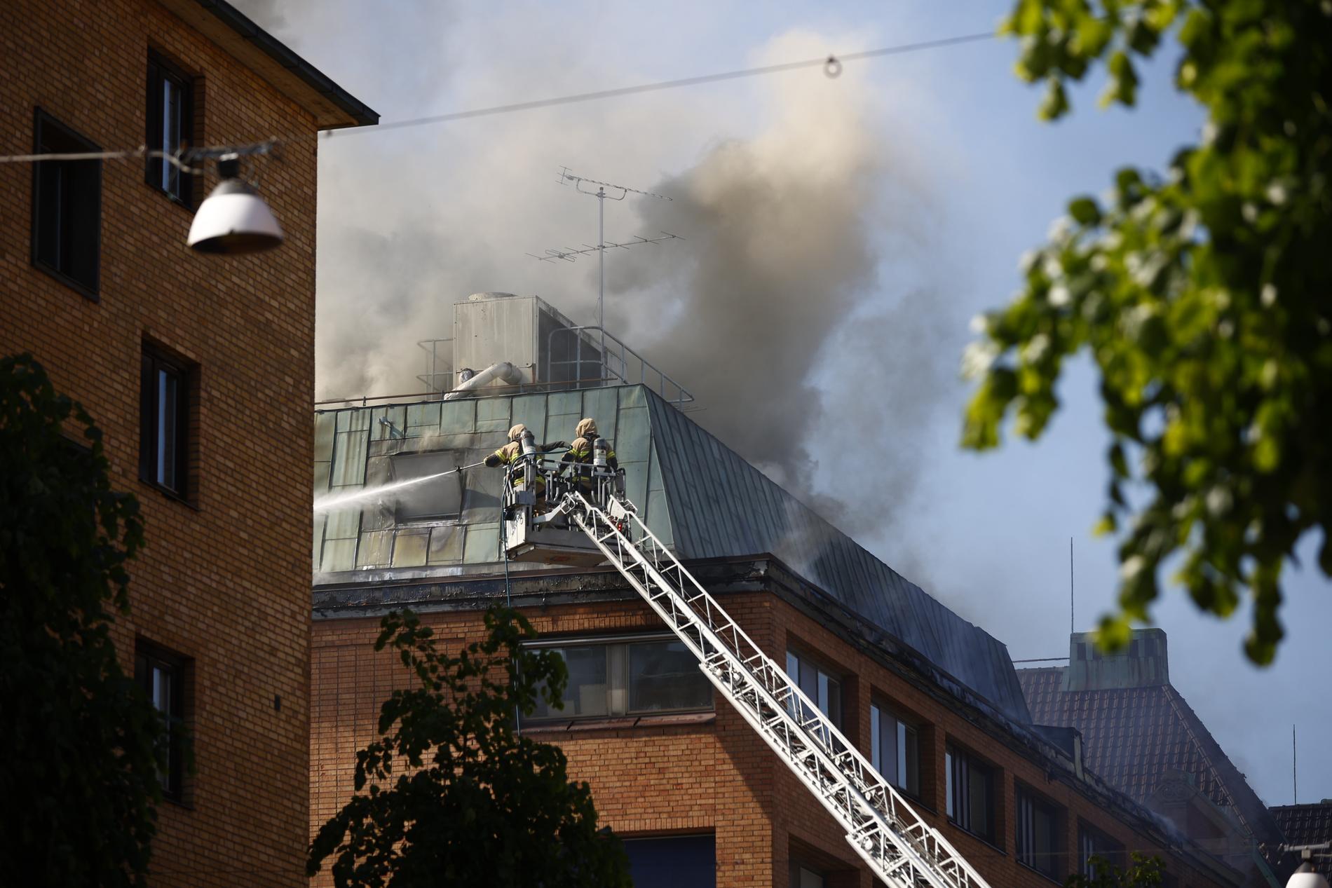 Räddningstjänsten är på plats i Borås med ett tiotal enheter. 