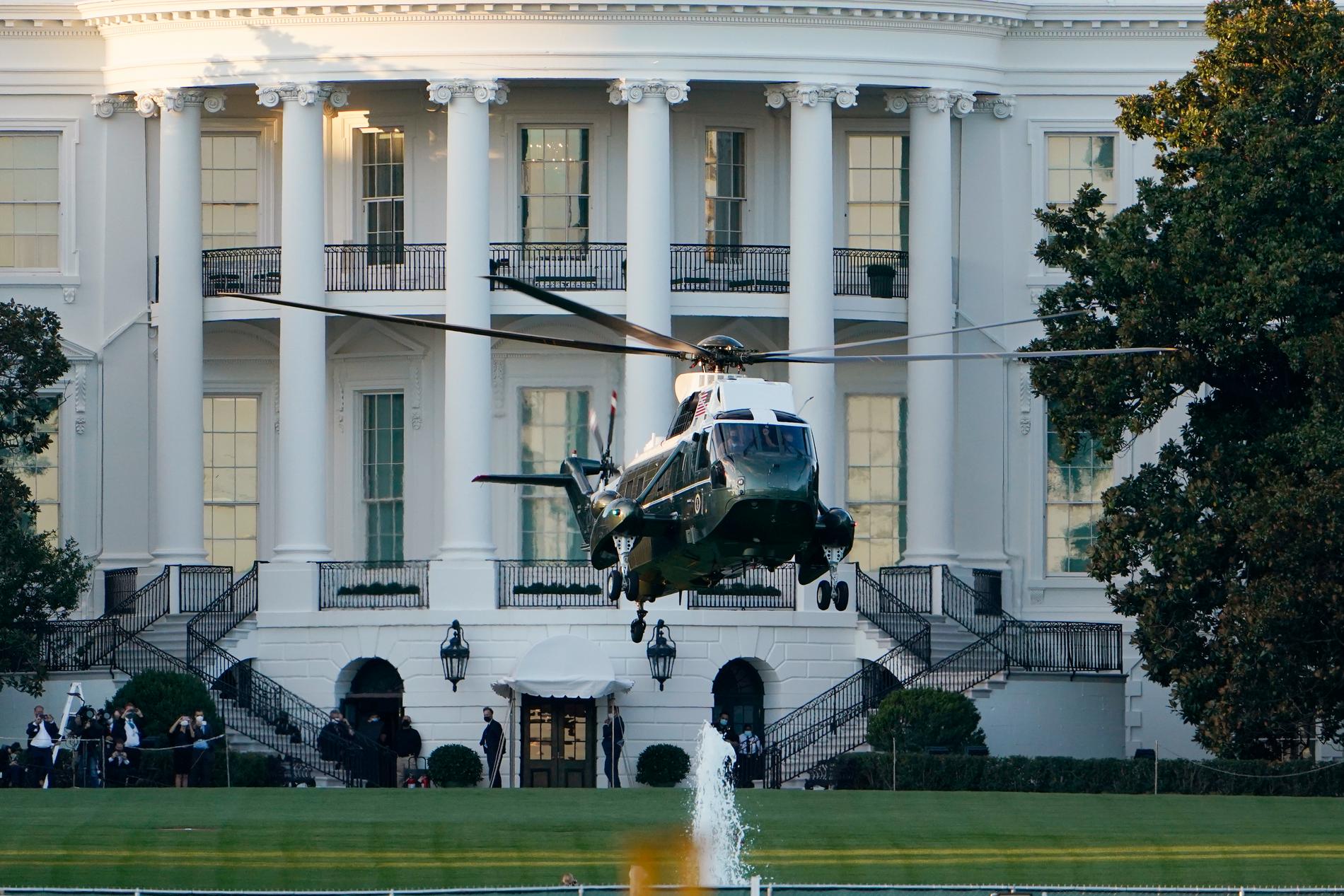 Presidentens helikopter Marine One lämnar med Donald Trump, mot Walter Reed.