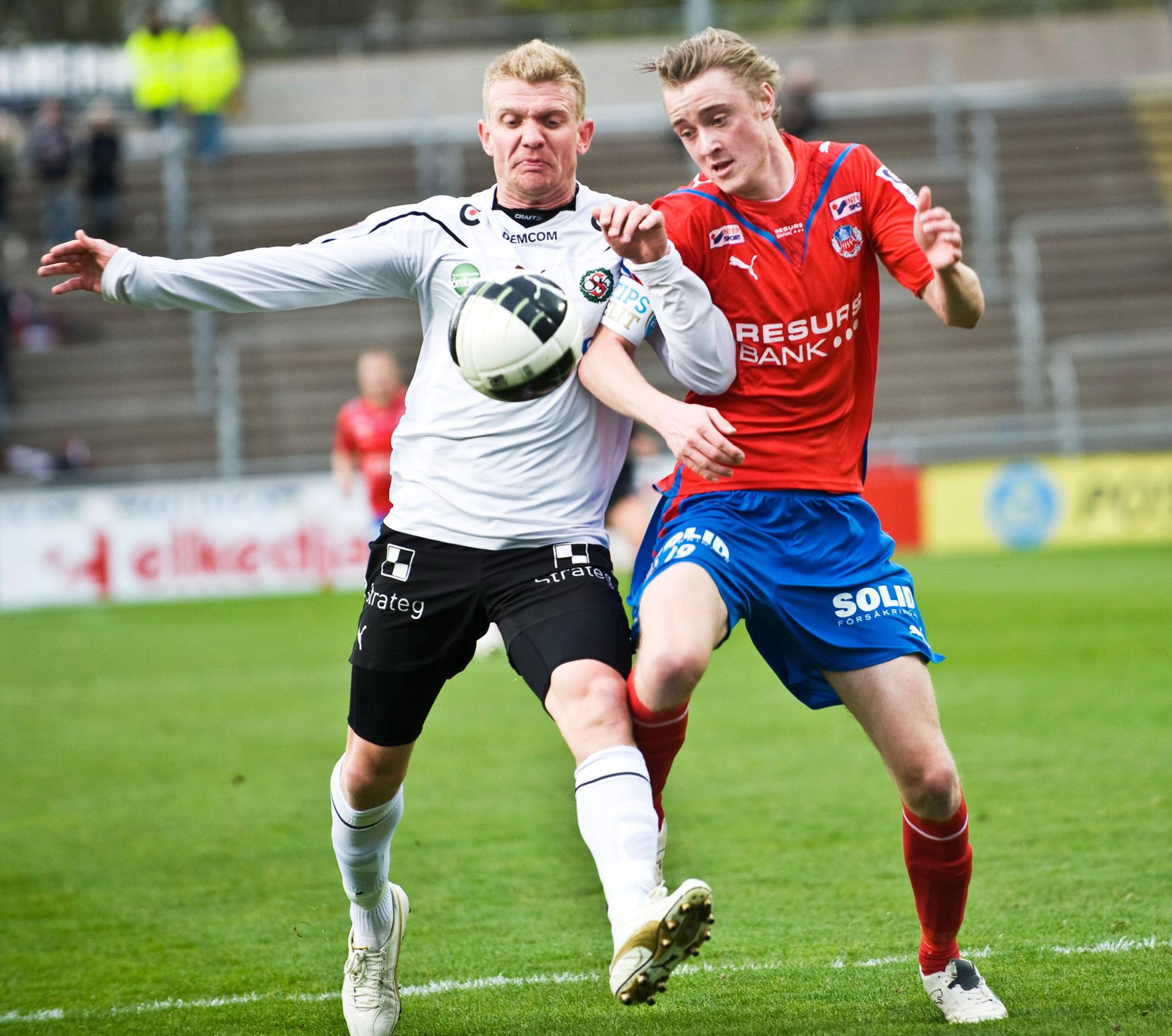 Michael Almebäck i kamp med Helsingborgs Rasmus Jönsson.
