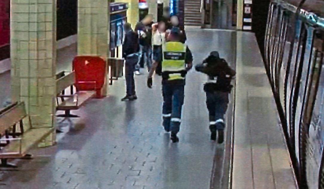 Övervakningsfilmer visar hur vakterna springer mot Juha.