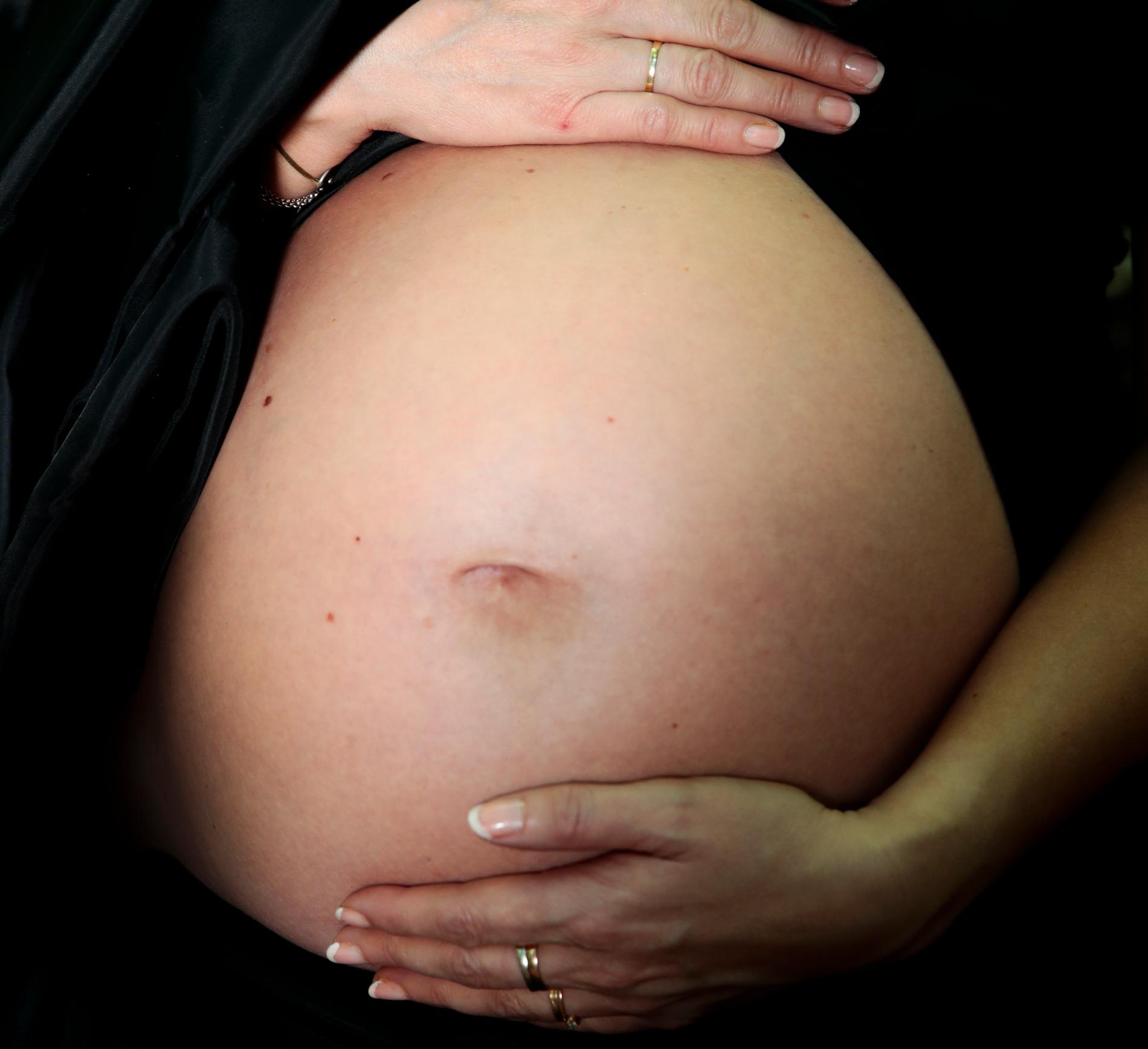 Folkhälsomyndigheten rekommenderar att gravida tar vaccin mot kikhosta, för att skydda barnet. 