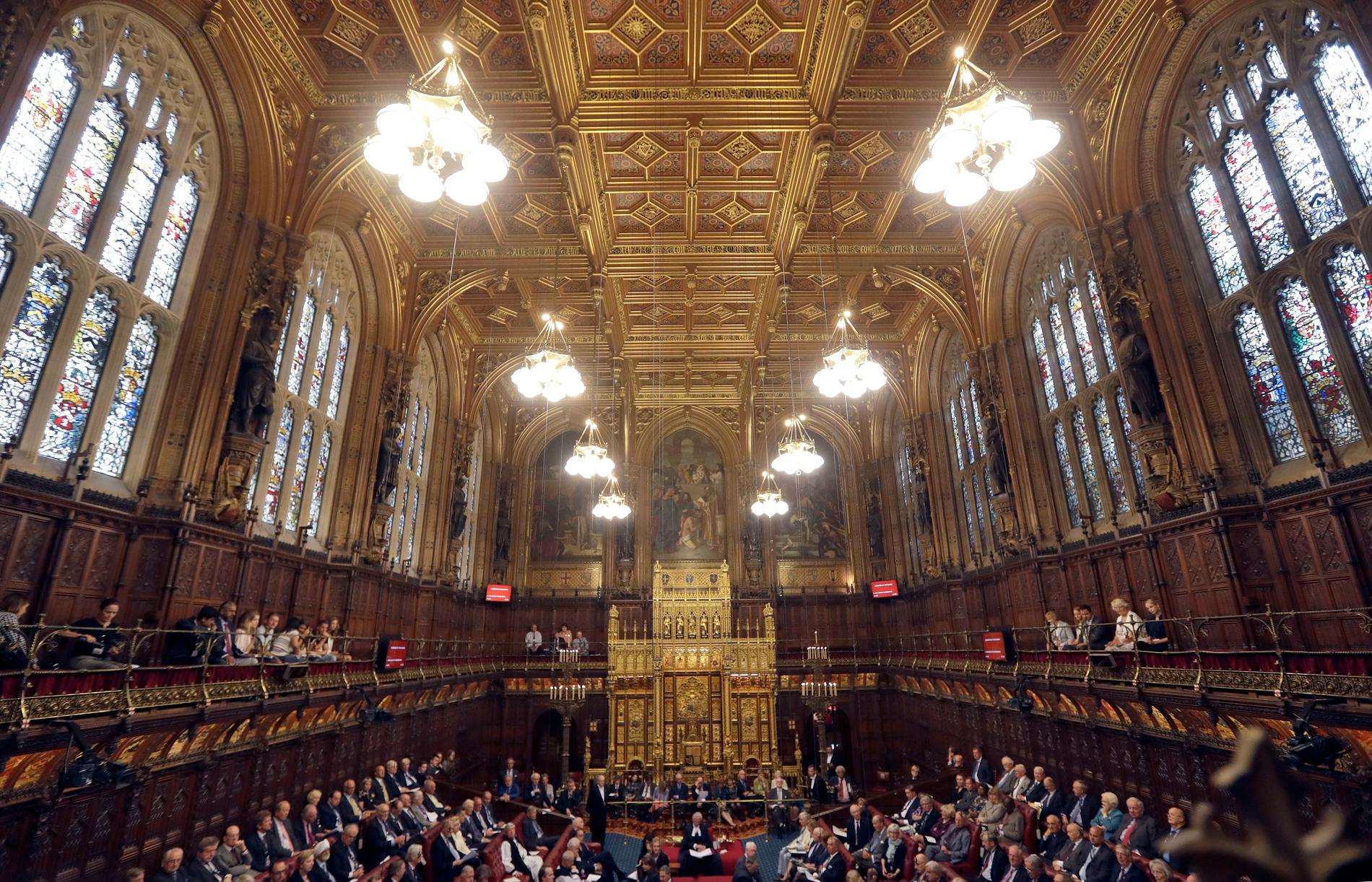 Överhuset, House of Lords, i det brittiska parlamentet.