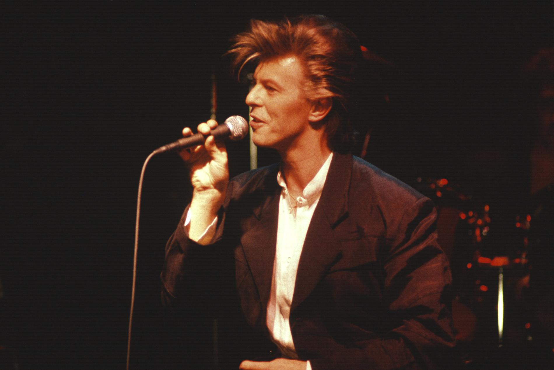 David Bowie håller kombinerad konsert och presskonferens för albumet ”Never let me down” på rockklubben Ritz i Stockholm 28 mars 1987.