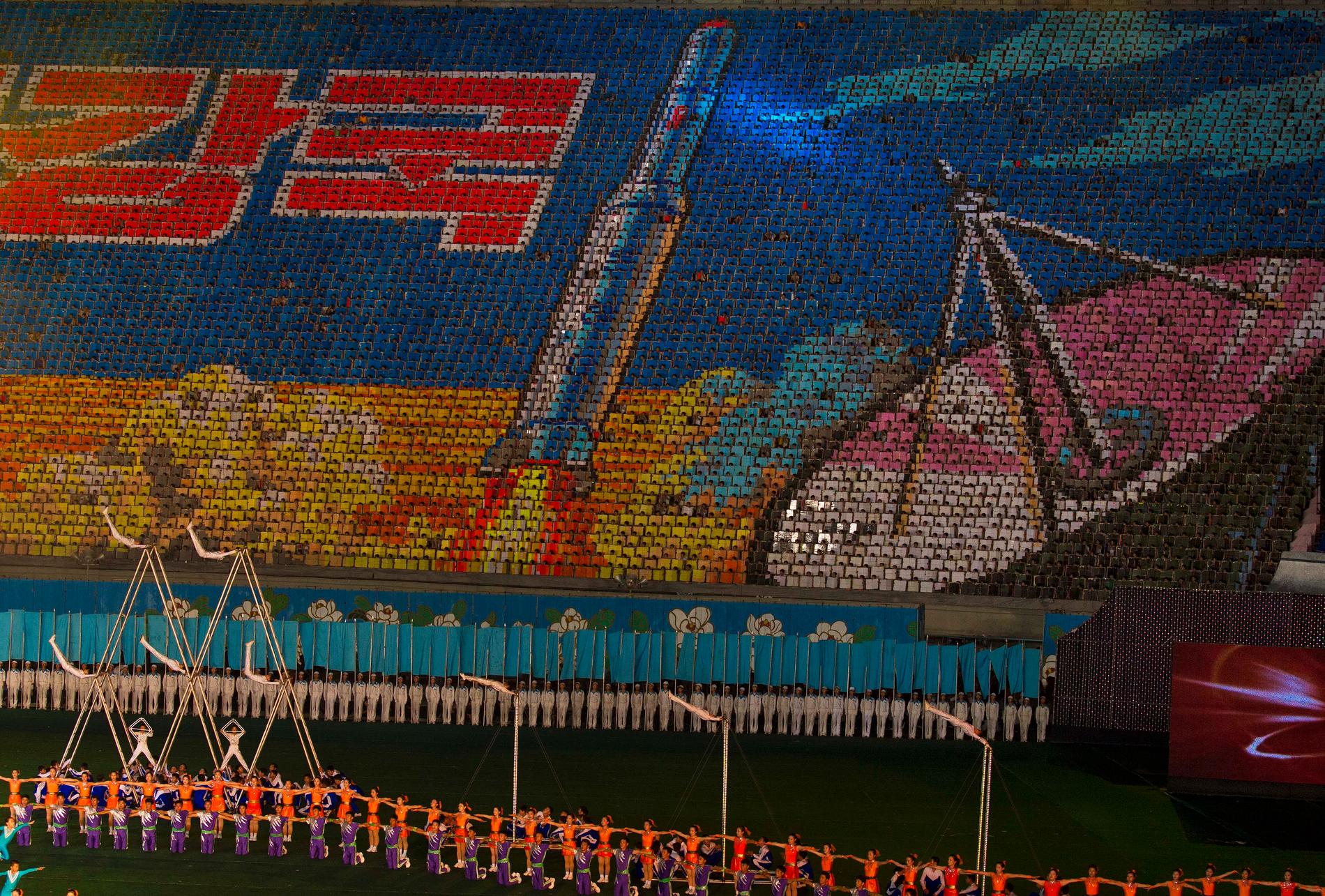 Kortformationer, som skapas genom att tiotusentals människor på exempelvis en arena håller upp färgade papperskort och därmed skapar storskaliga motiv, är tradition i Nordkorea. Sådana har förberetts till landets 70-årsfirande. Fotot är taget i Pyongyang 2013.