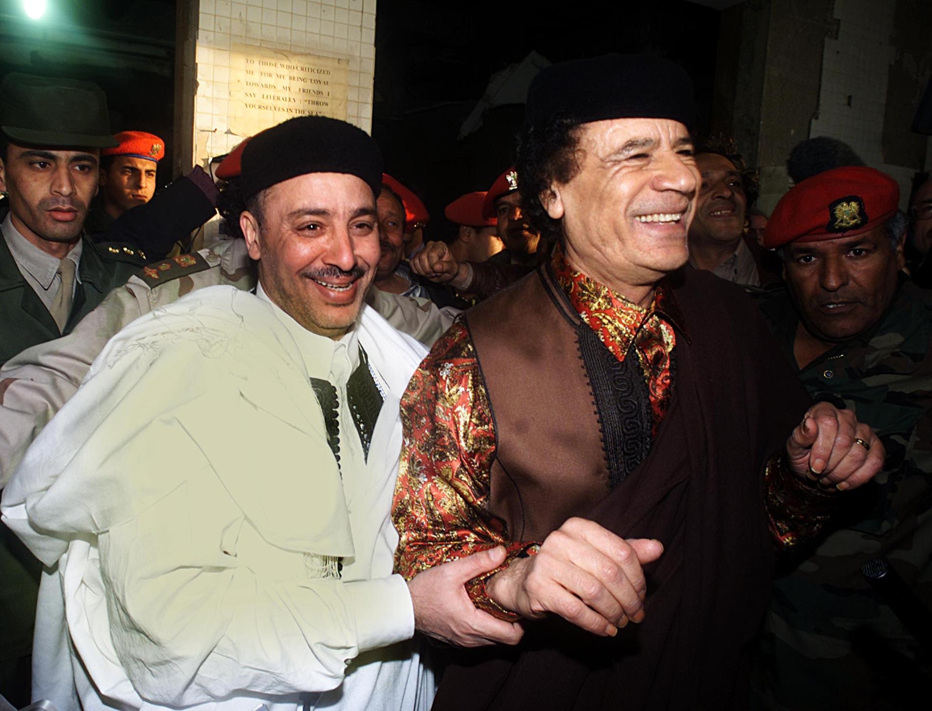 I årtionden stödde Gaddafi gerillor och motståndsrörelser i flera världsdelar med pengar och vapen. Hans konflikt med västvärlden ställdes på sin spets när han anklagades för att ligga bakom attentatet över skotska Lockerbie 1988. Lamen Khalifa Fhimah misstänktes för bombattentatet. Han friades dock och här syns han firande med Gadaffi 2001.