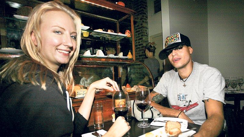 Kimi Inch, 28, och Jason Chaos, 27, inleder partynatten i Hell’s Kitchen med en ostbricka på Casellula.