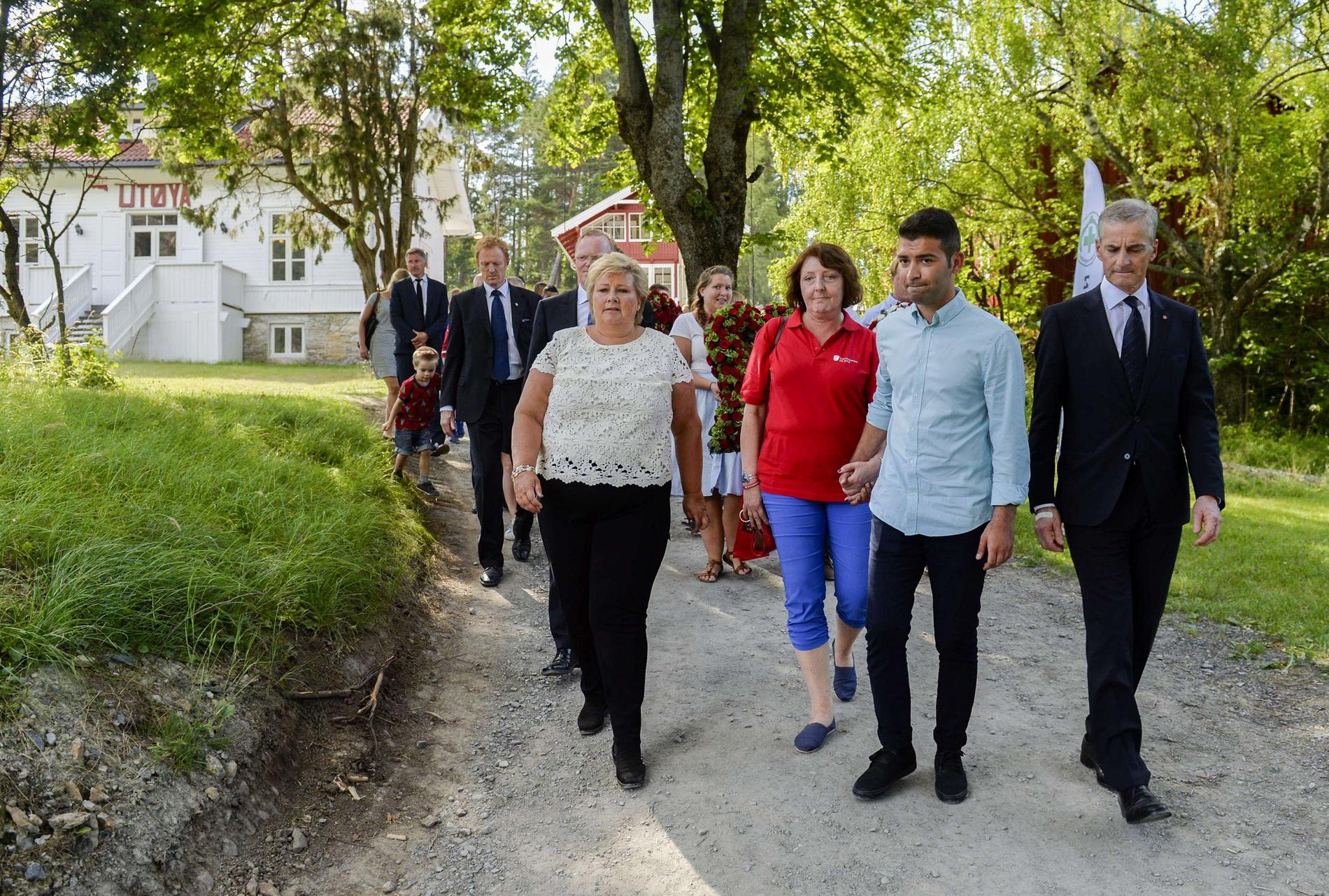 Norges statsminister Erna Solberg med anhöriga till offren