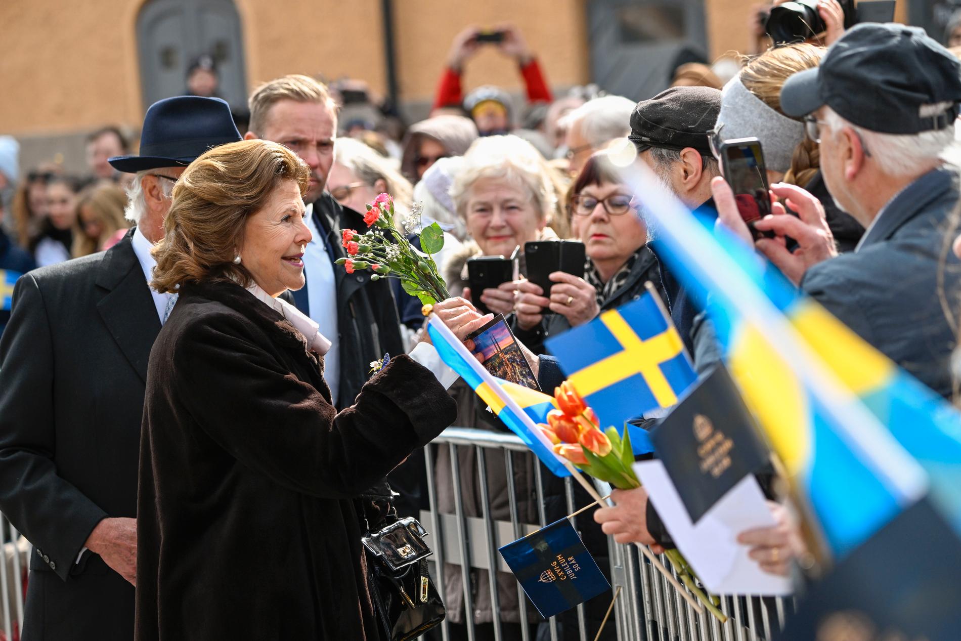 Kungen och drottningen möter uppsalabor och besökare vid St Eriks torg. 