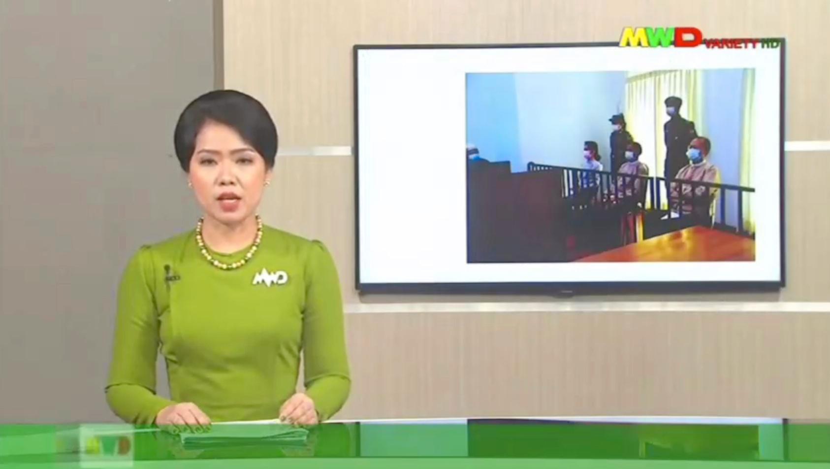 Statskontrollerade tv-kanalen Myawaddy TV rapporterar om rättsprocessen mot den avsatta ledaren. Arkivbild.