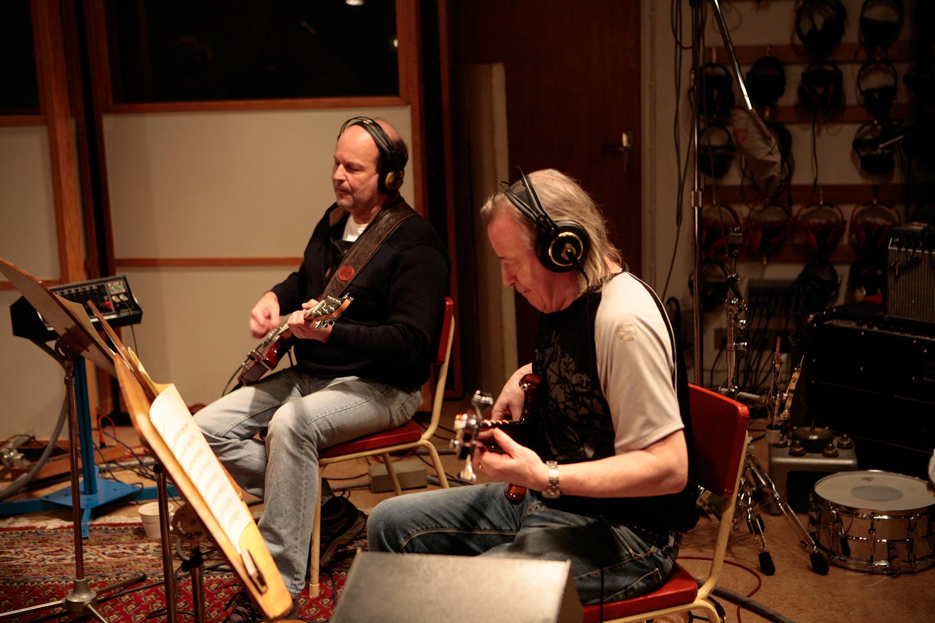 Lasse Wellander tillsammans med Rutger Gunnarsson under arbetet med musikbakgrunder till ”Mamma Mia” 2007.
