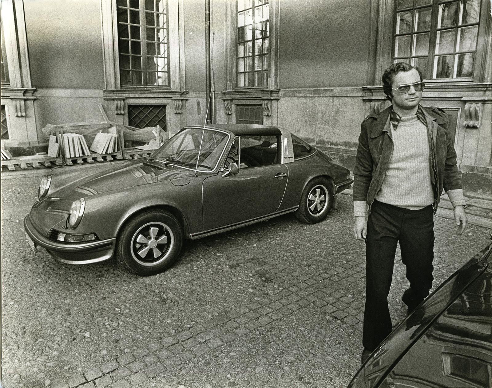 Kung Carl XVI Gustaf i samma Porsche 911 som sedan blev världsberömd när han och blivande drottningen fångades på bild vid en bensinmack.