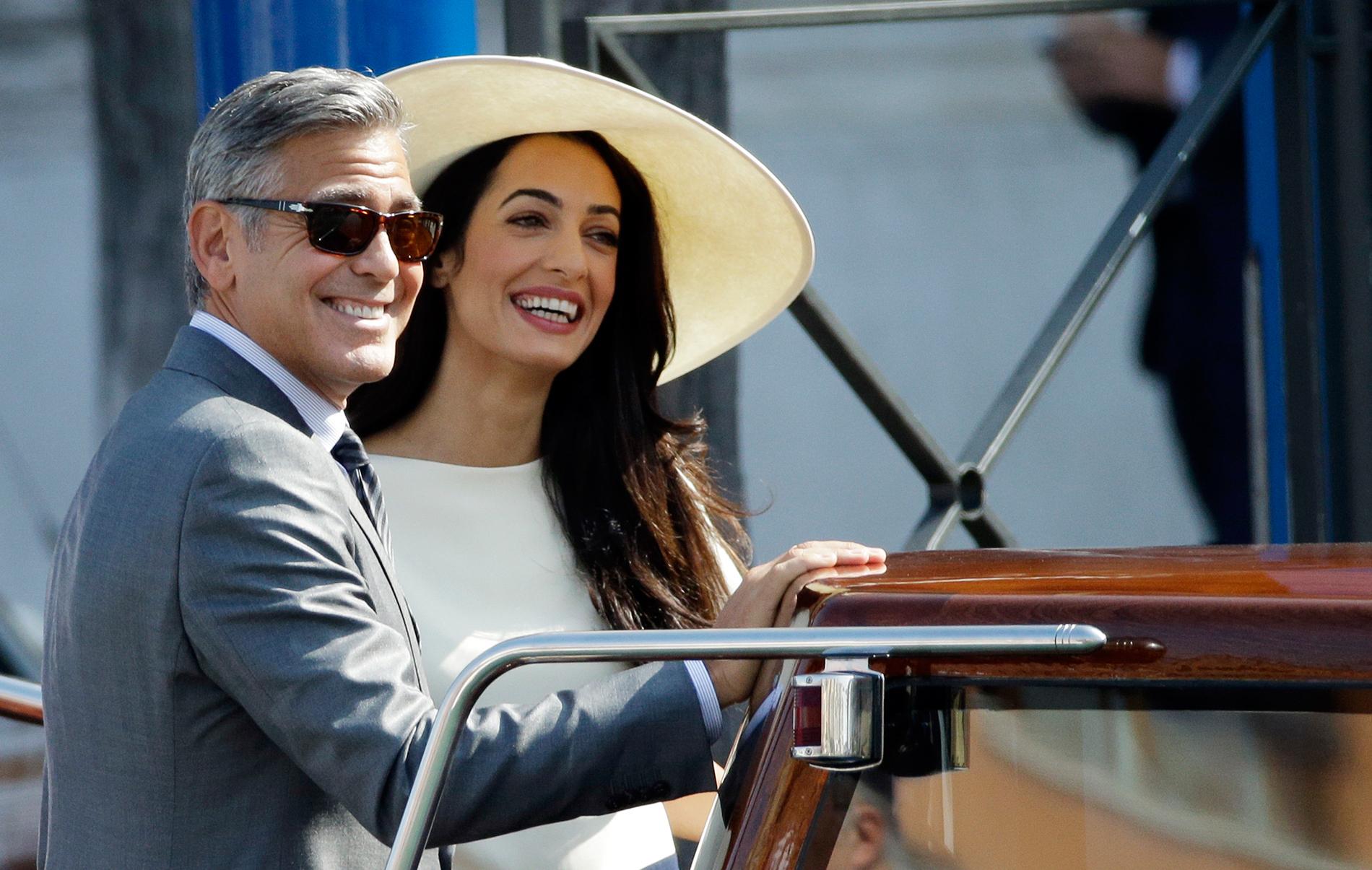 George Clooney med hustrun Amal Alamuddin efter sitt bröllop i Venedig.